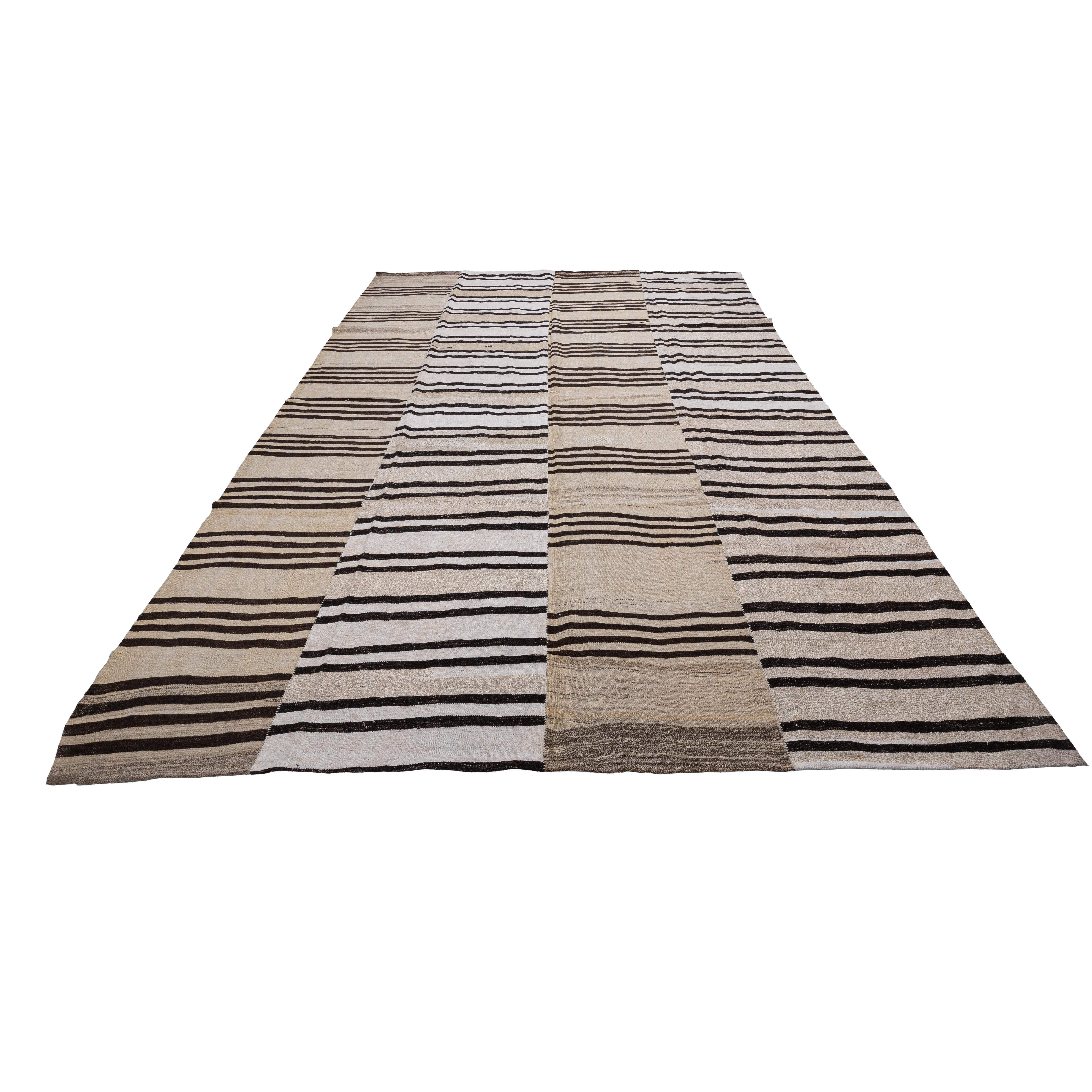 Großer abstrakter anatolischer Wollkilim, Mitte des 20. Jahrhunderts. (Kelim) im Angebot