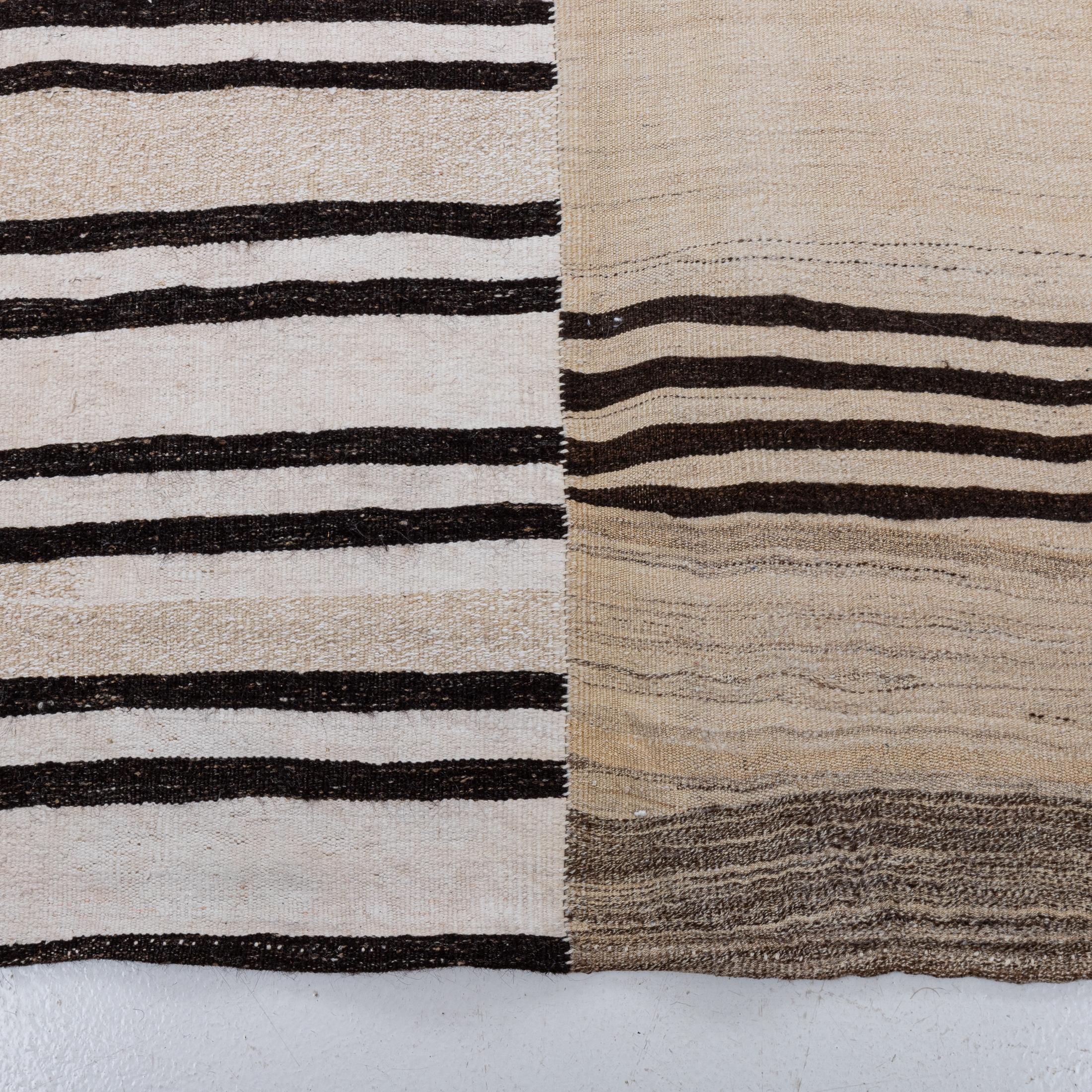 Großer abstrakter anatolischer Wollkilim, Mitte des 20. Jahrhunderts. (Türkisch) im Angebot
