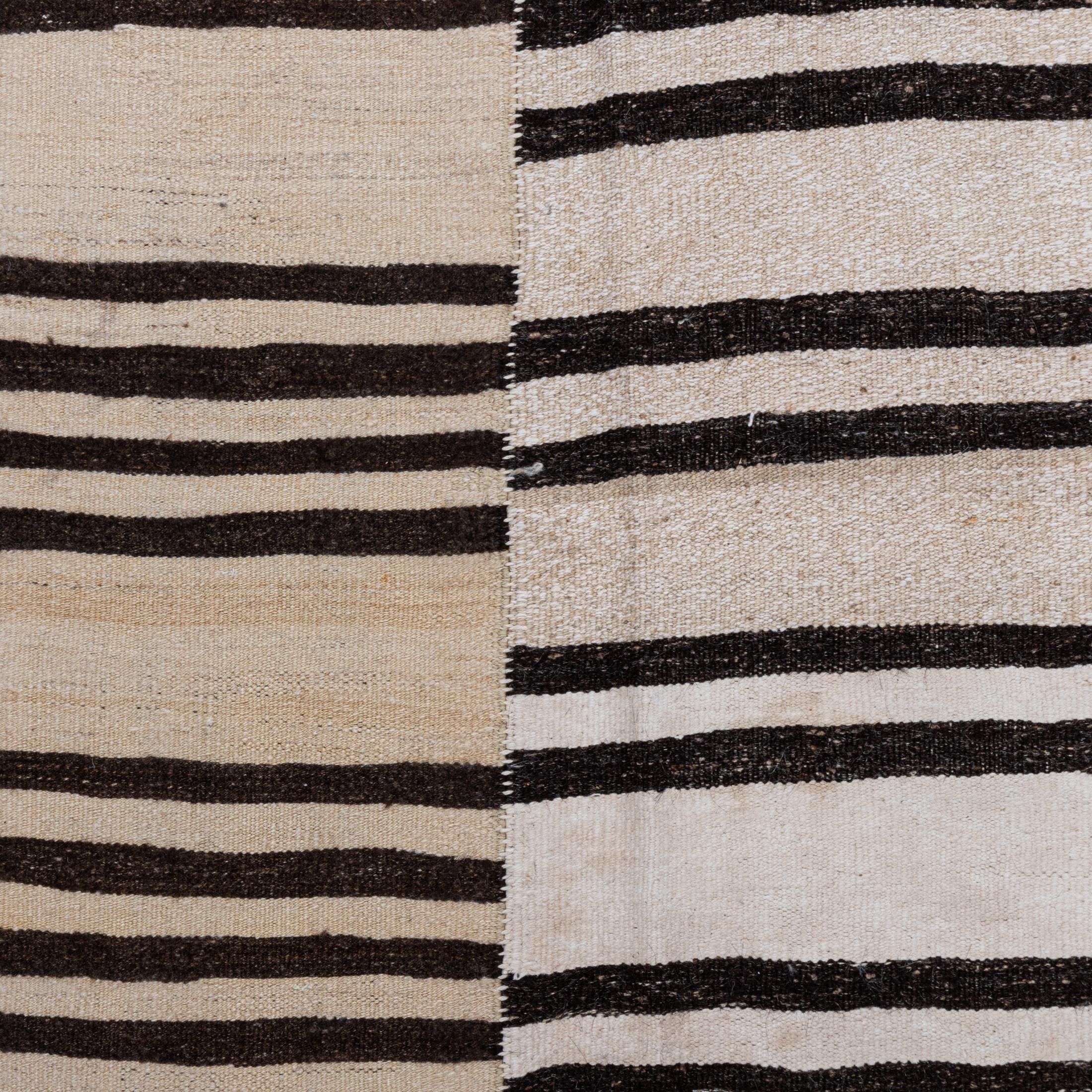 Großer abstrakter anatolischer Wollkilim, Mitte des 20. Jahrhunderts. (Wolle) im Angebot