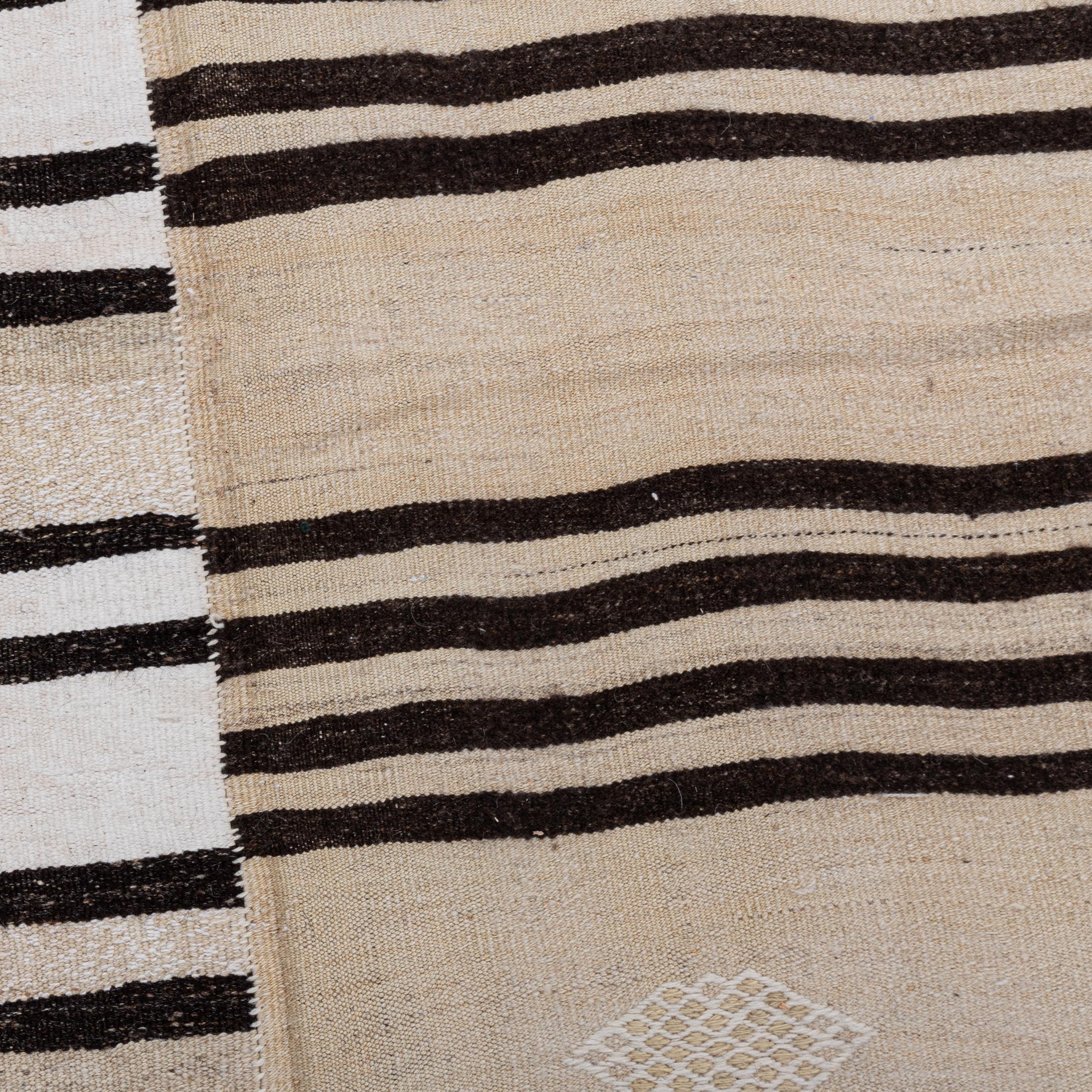 Großer abstrakter anatolischer Wollkilim, Mitte des 20. Jahrhunderts. im Angebot 1