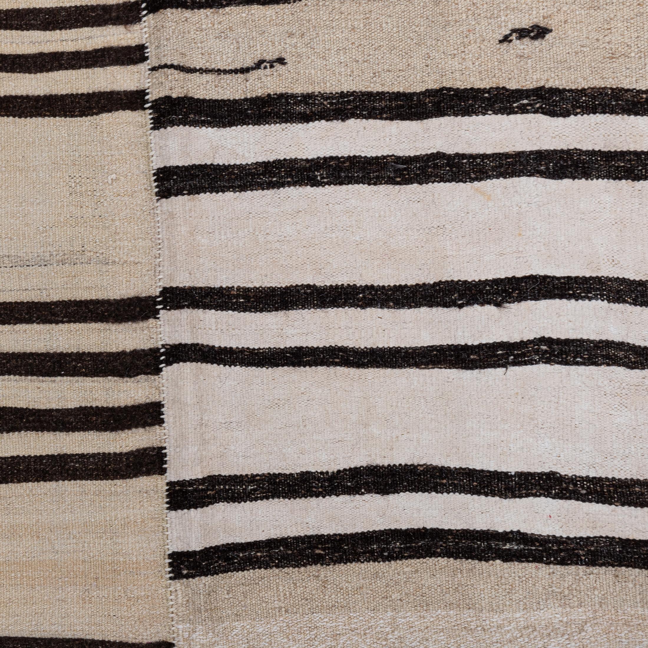 Großer abstrakter anatolischer Wollkilim, Mitte des 20. Jahrhunderts. im Angebot 2