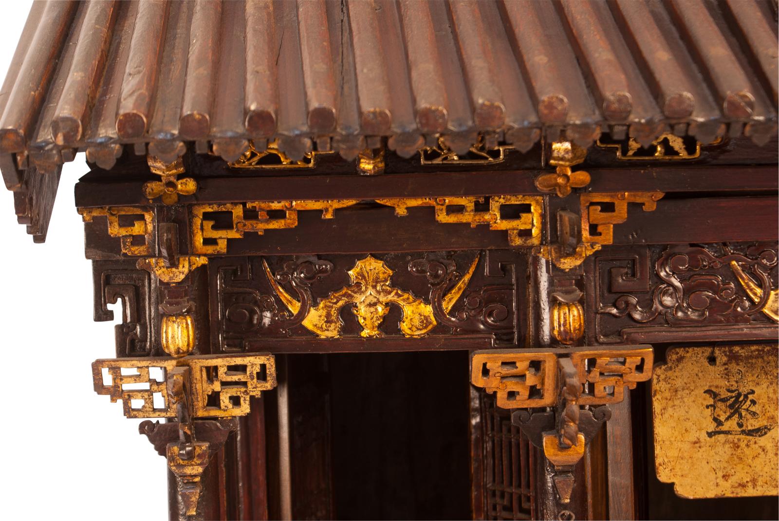 Large Ancestral Shrine, China, circa 1880 im Zustand „Gut“ in San Francisco, CA