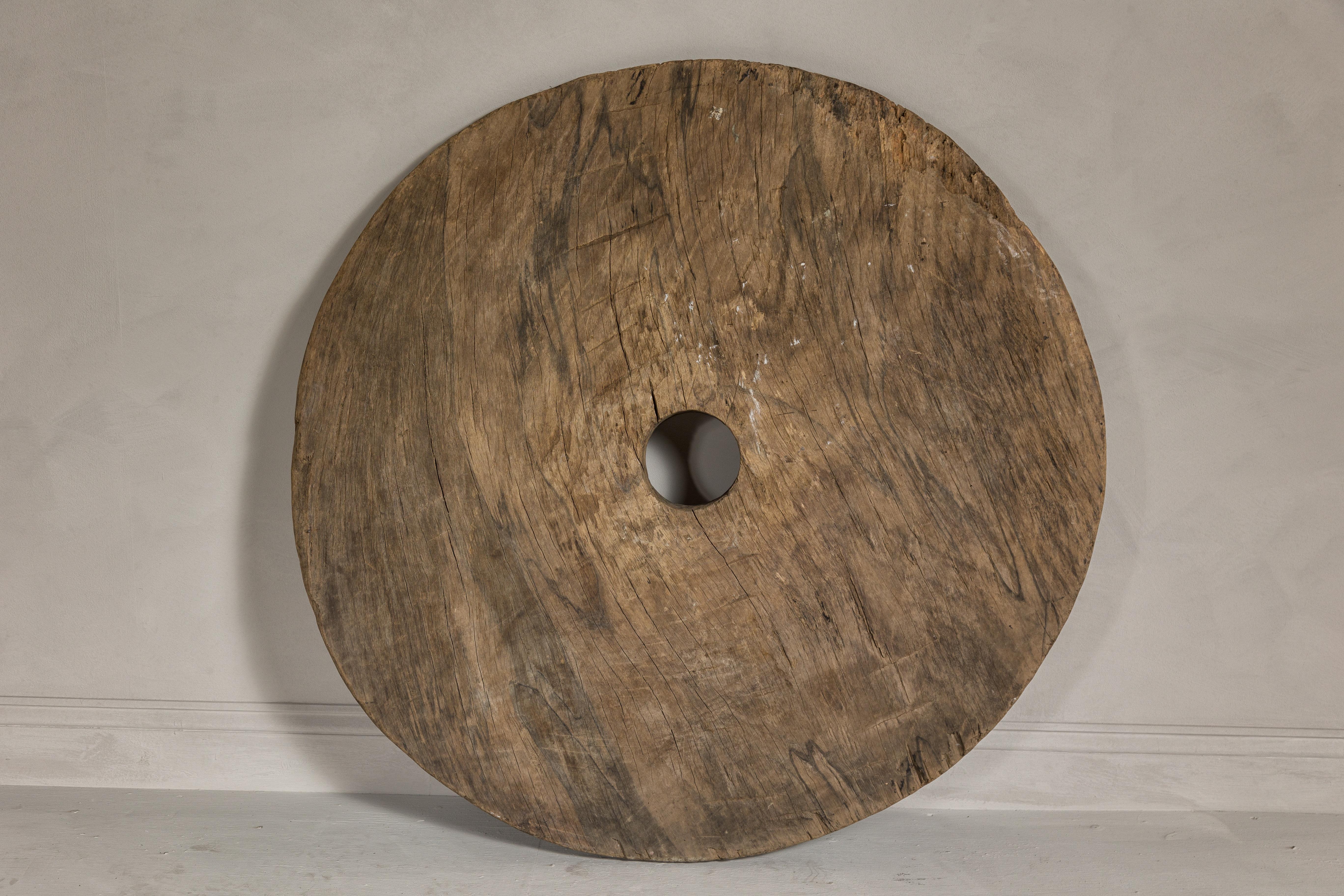 Großes antikes Rollwagenrad mit rustikaler Schrift und zeitgenössischer Oberfläche (Holz) im Angebot