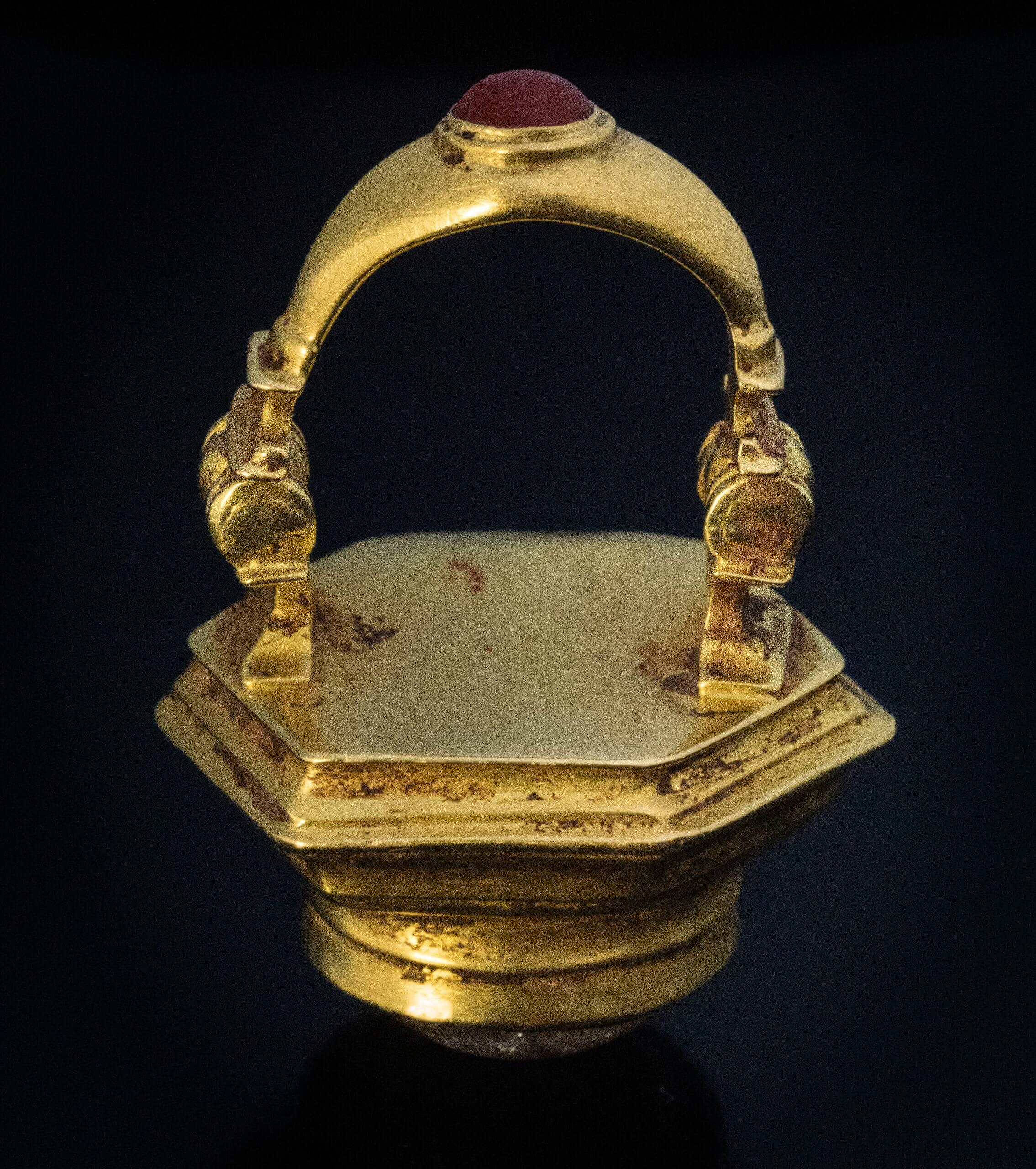 Classical Greek Large Ancient Greek Rock Crystal Gold Ring 2nd Century BC For Sale
