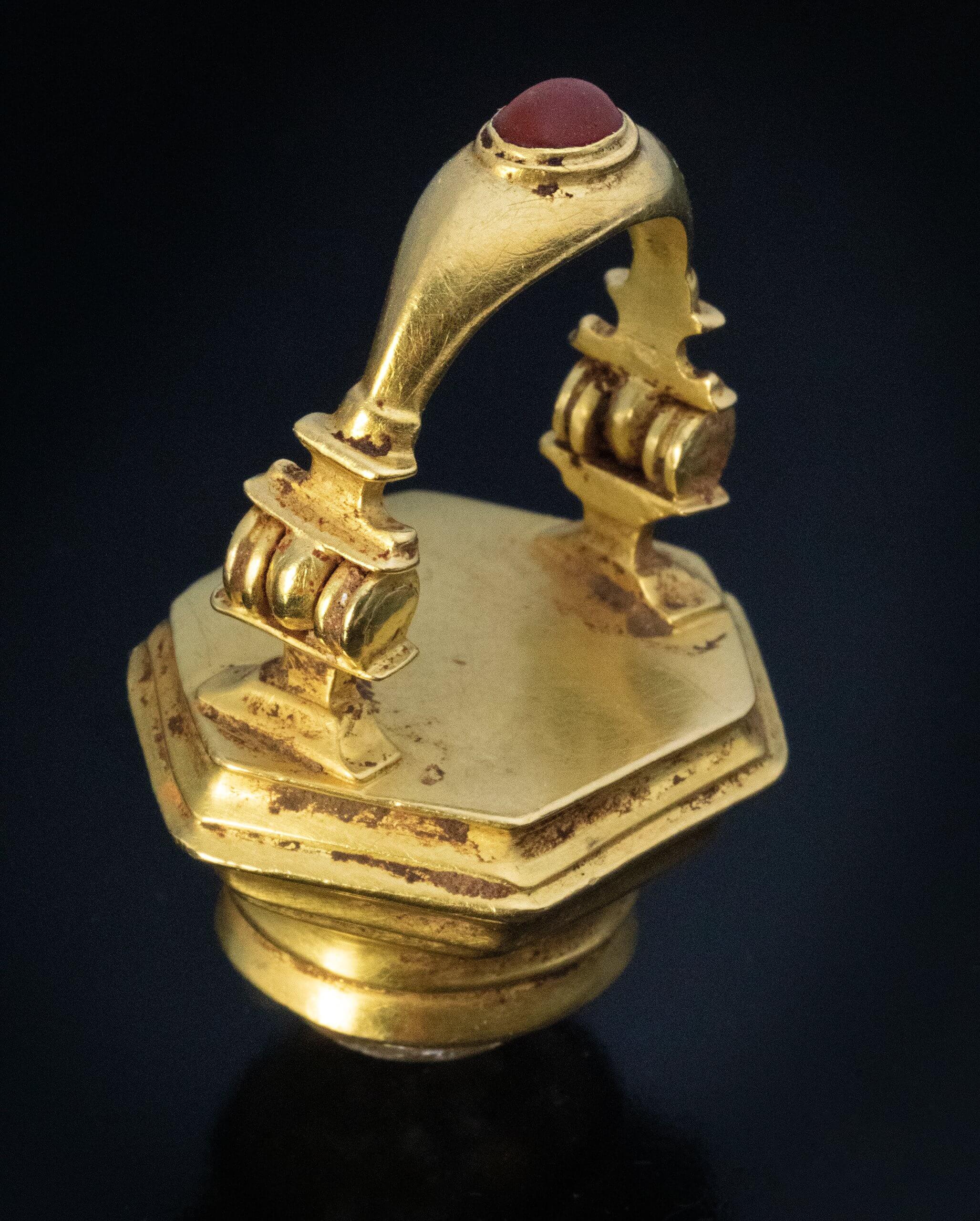 Cabochon Large Ancient Greek Rock Crystal Gold Ring 2nd Century BC For Sale