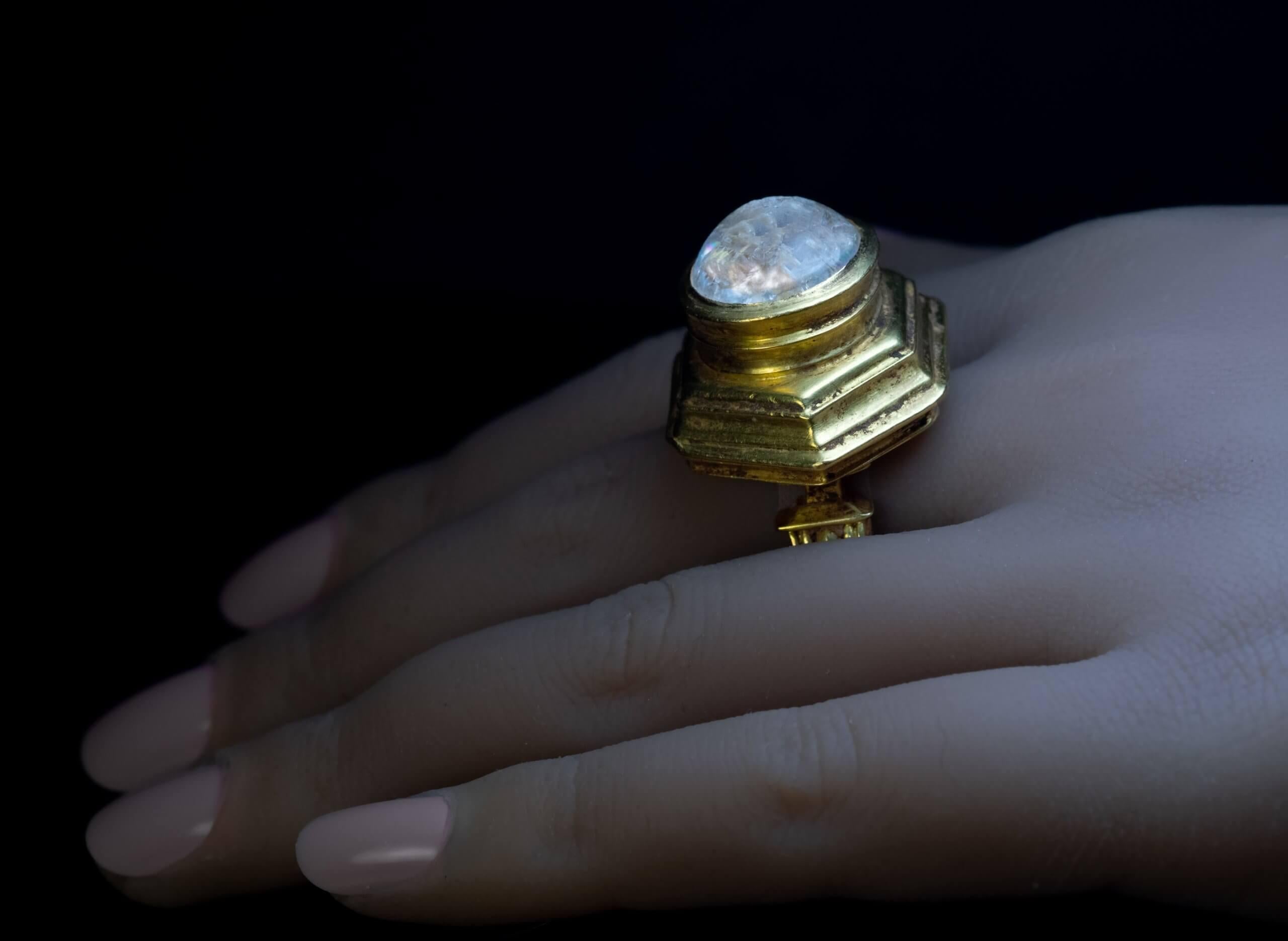 Large Ancient Greek Rock Crystal Gold Ring 2nd Century BC For Sale 1