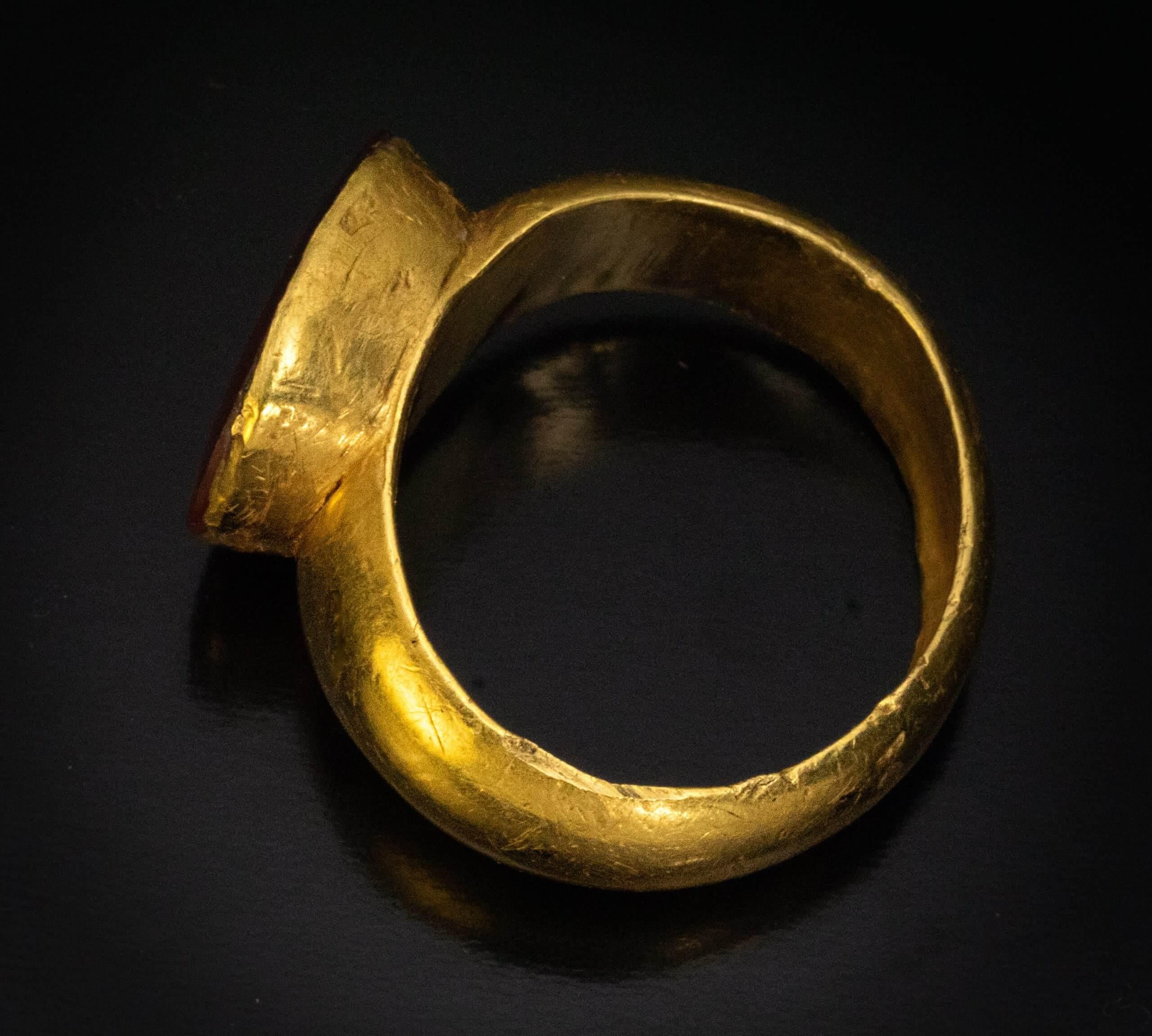 Grande bague romaine ancienne en or entaillée en cornaline, c.1e siècle après J.-C. en vente 1