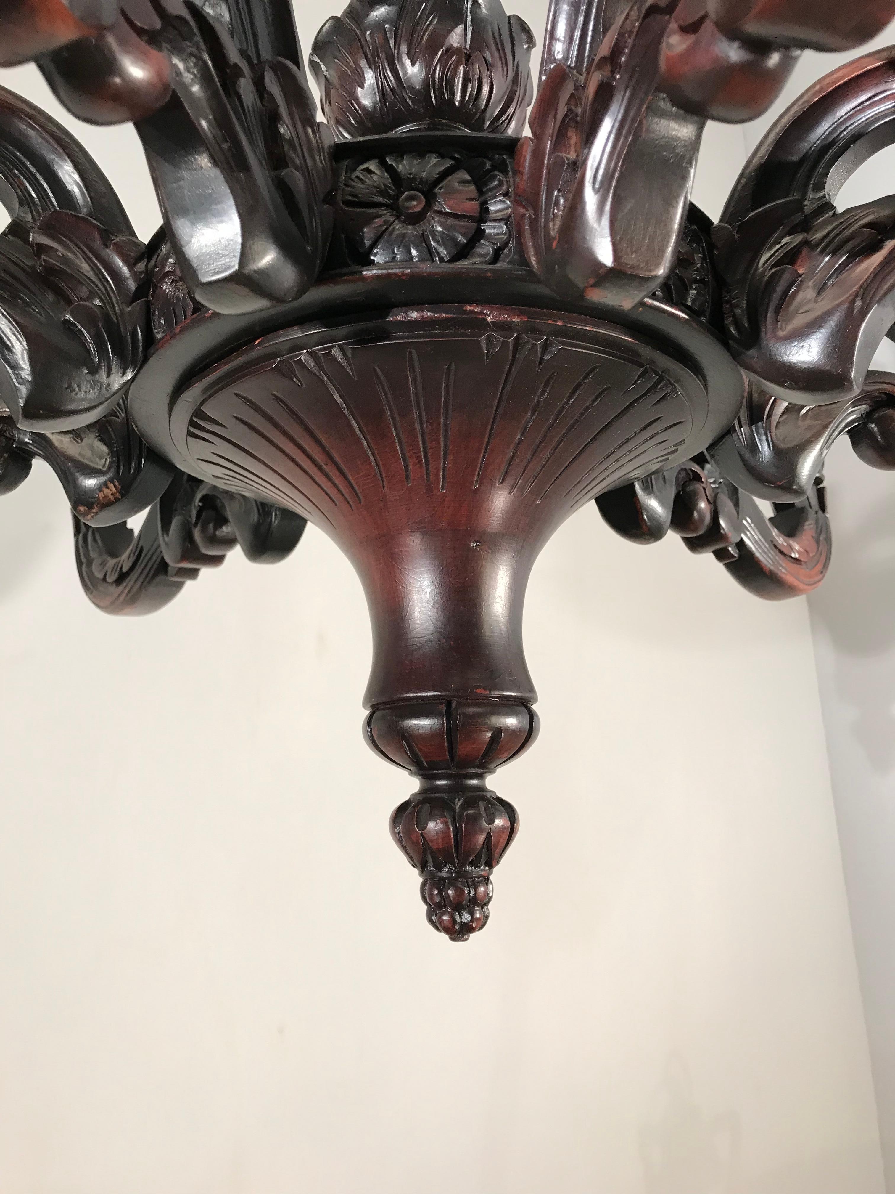 Großer und ganz handcrafted hölzerner neunarmiger Esszimmerkronleuchter, große Patina (20. Jahrhundert) im Angebot