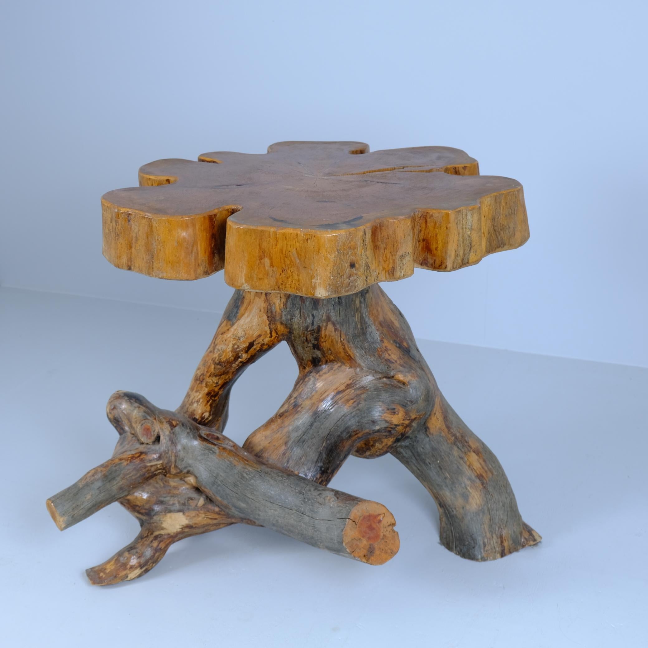 Mesa de diseño orgánico natural adecuada para interiores modernos. Hoy en día se utilizan mucho en boutiques de ropa y tiendas de diseño de interiores por el aspecto orgánico que añaden al interior.
Sencillo, minimalista y orgánico. Esta mesa es