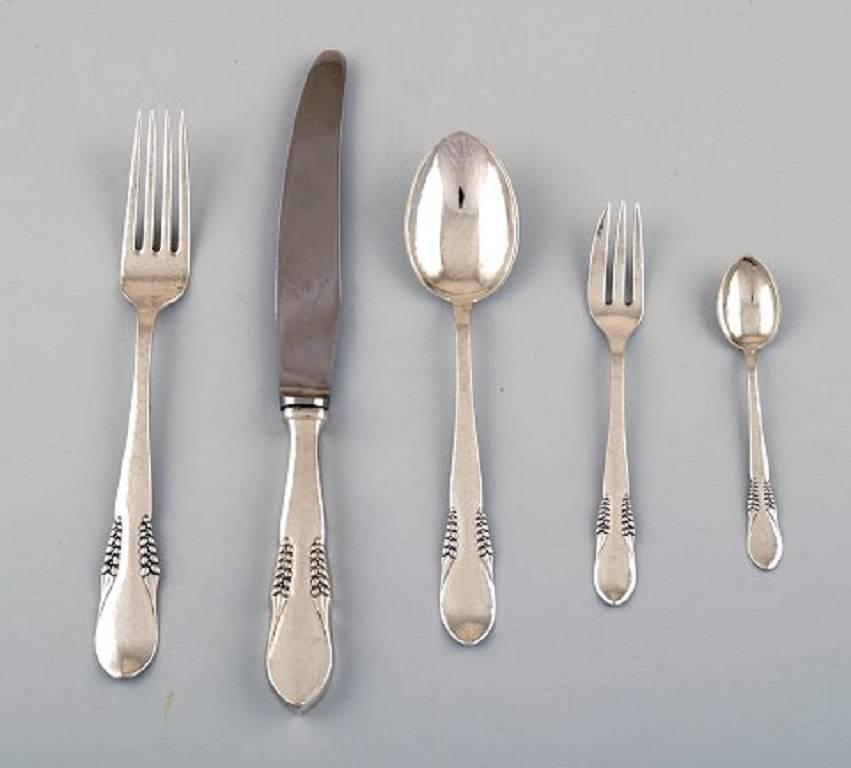 Large and complete Danish silver (.830) dinner service for 12 persons.
Stamped: CFH: Christian Fr. Heise, 1910s-1920 s.
In very good condition.
Knife measures: 25 cm. Serving spoon 26 cm.