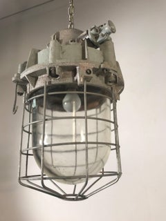 Grande et décorative lampe suspendue industrielle des années 1920 en cage de fer et de verre