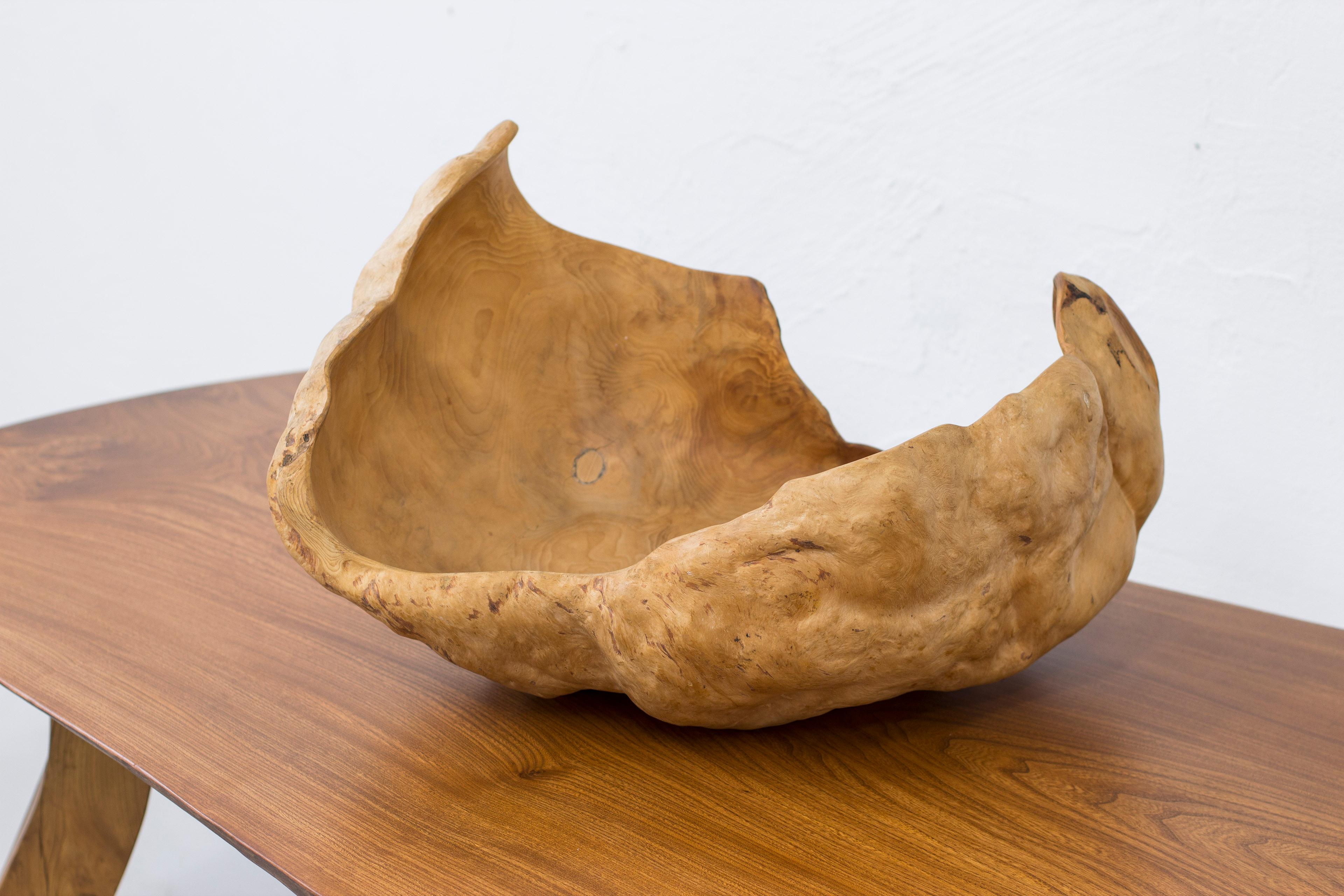 Large  and decorative Swedish made burl knot wood bowl, 20th century In Good Condition For Sale In Hägersten, SE
