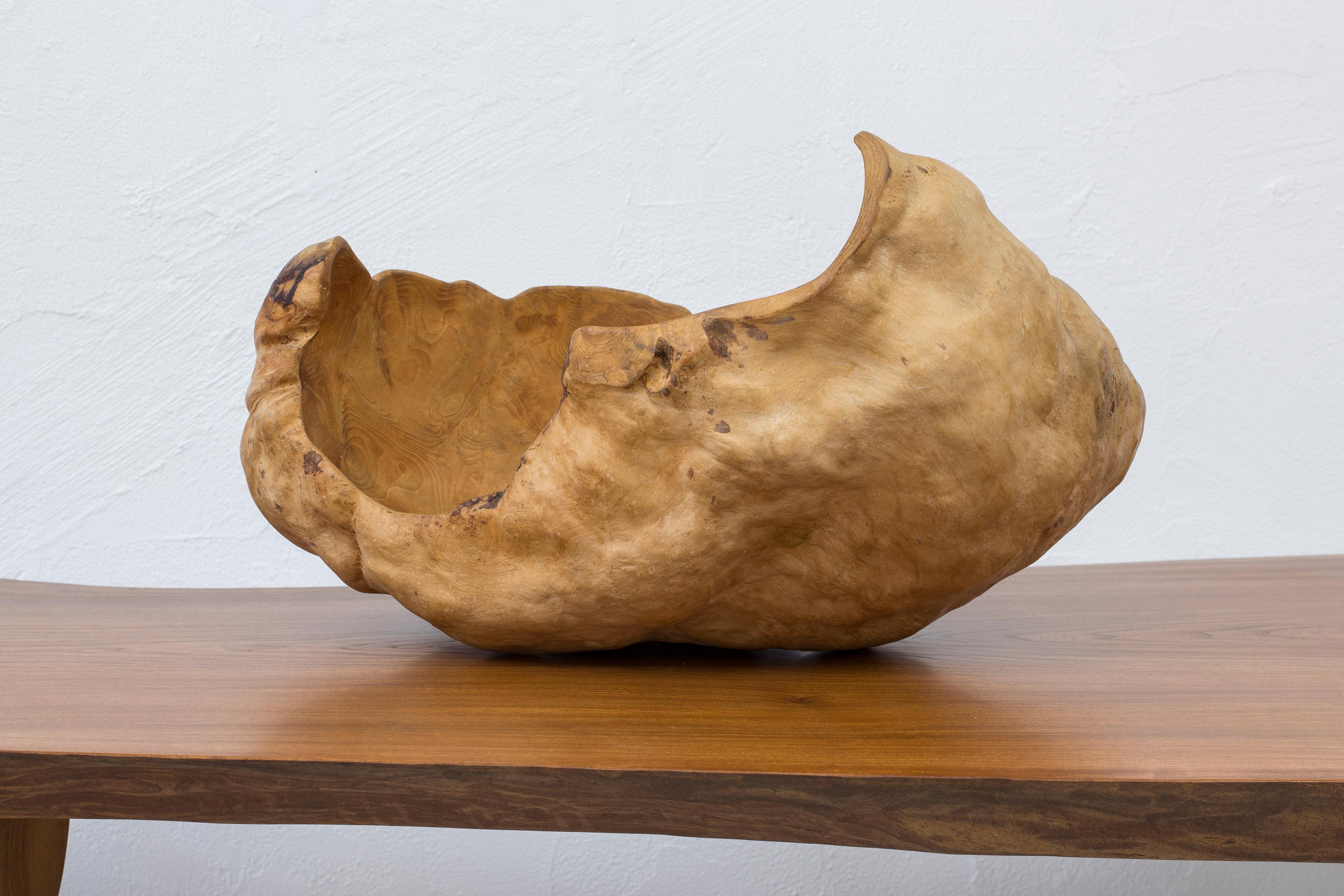 Large  and decorative Swedish made burl knot wood bowl, 20th century For Sale 1