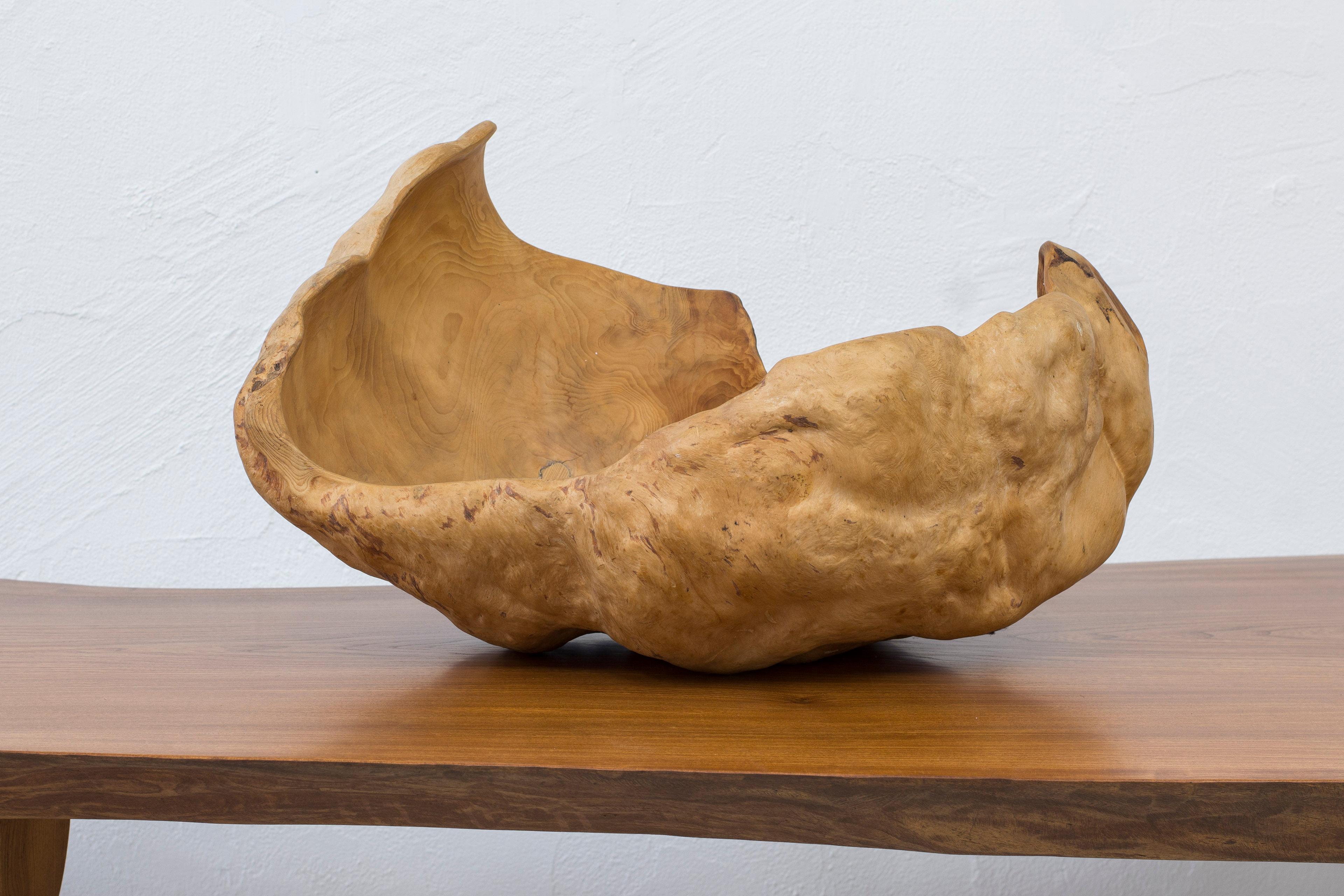 Large  and decorative Swedish made burl knot wood bowl, 20th century For Sale 2