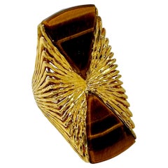 Grande et détaillée bague moderniste en or jaune 18 carats et œil de tigre de Kutchinsky