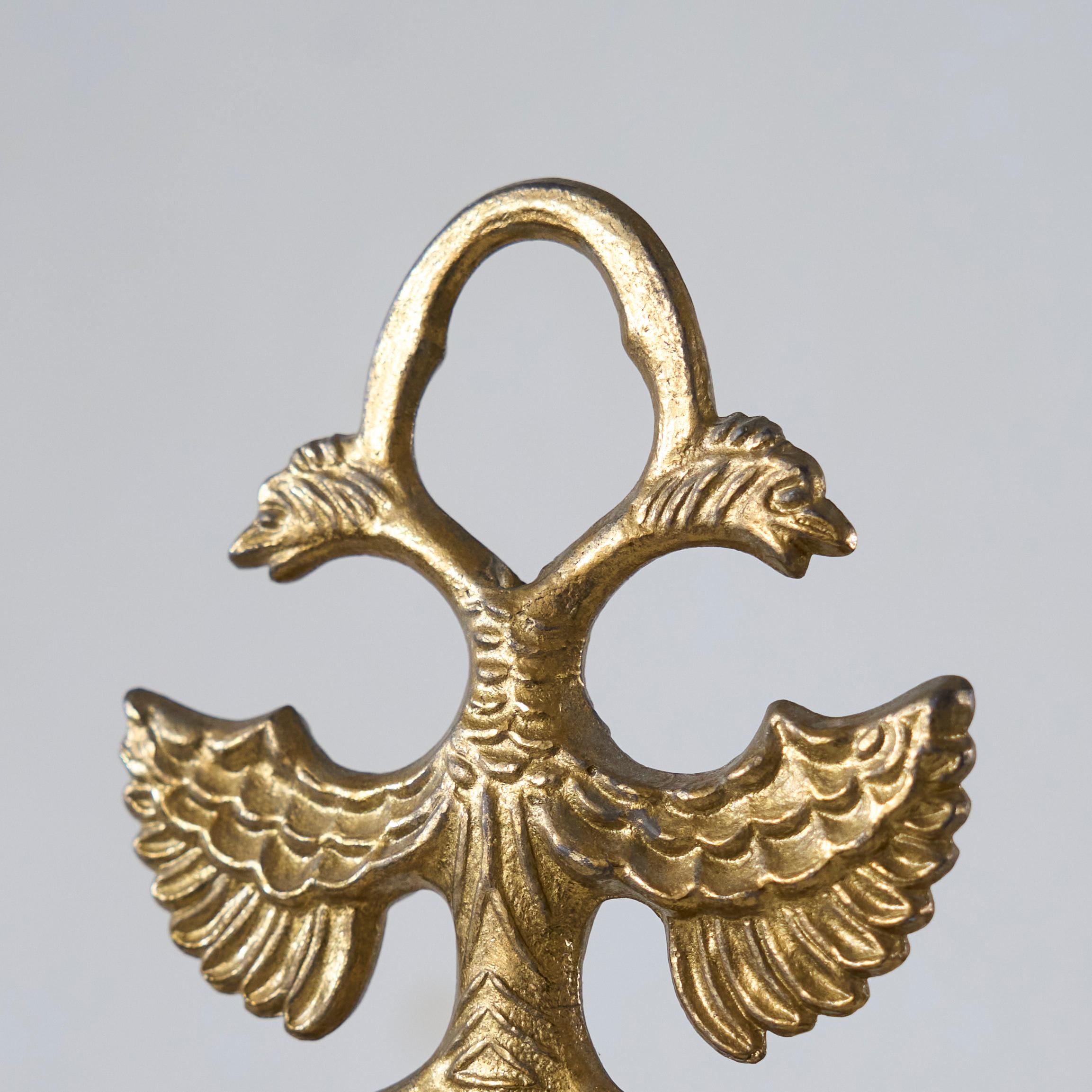 Neoclassico Grande e particolare coppia di androni in ottone con uccelli del XIX secolo in vendita