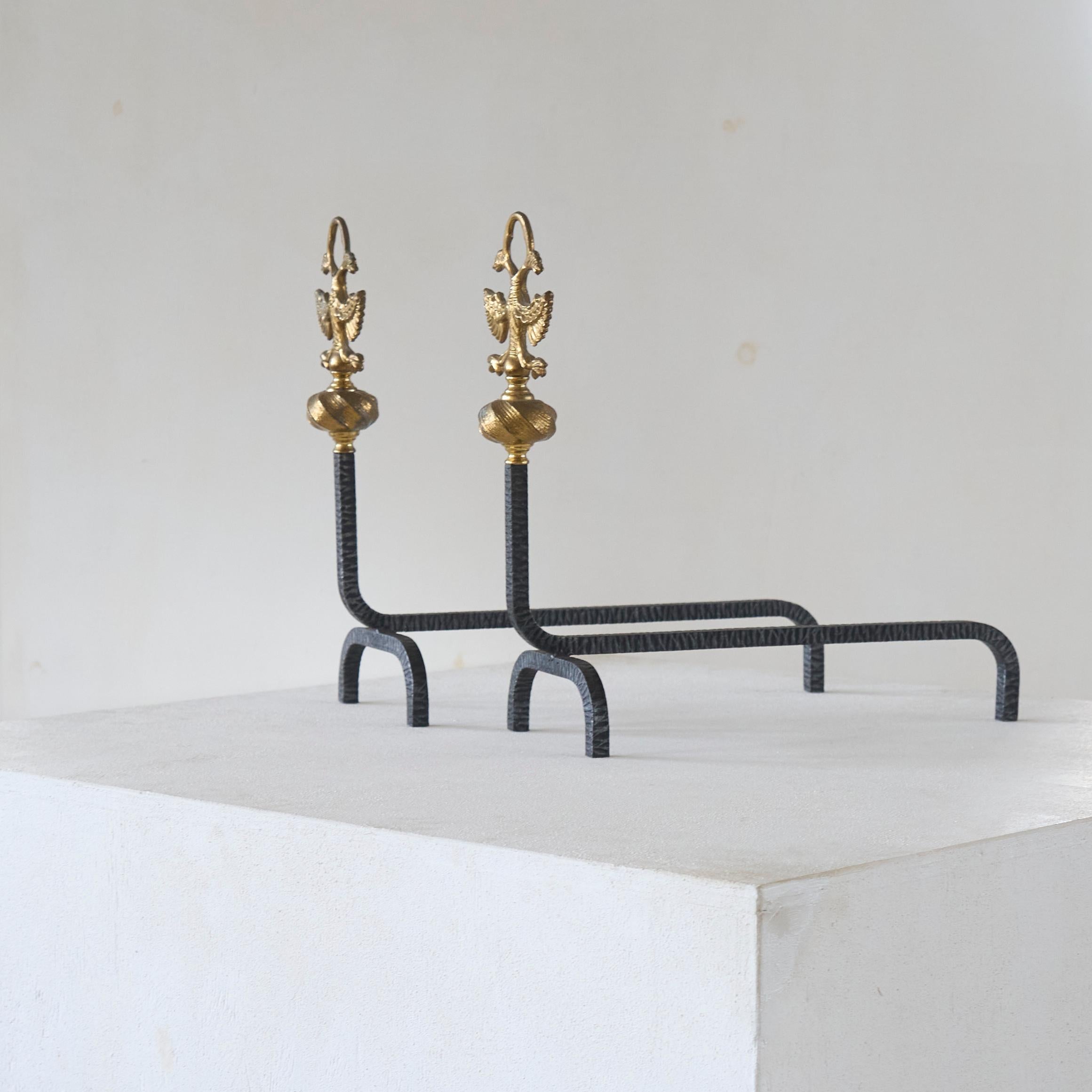 Fatto a mano Grande e particolare coppia di androni in ottone con uccelli del XIX secolo in vendita