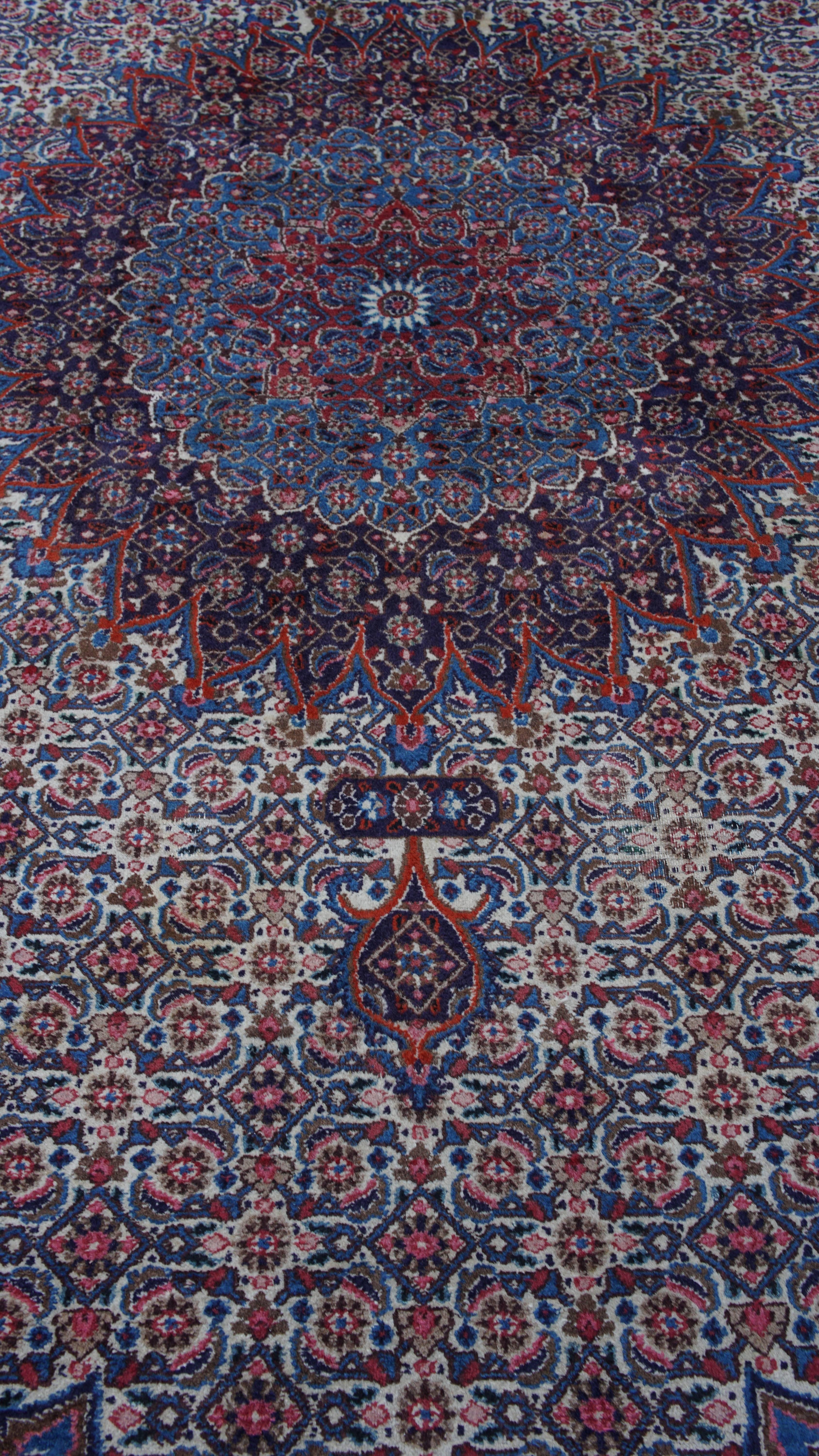 Angeboten wird dieser große und unverwechselbare blaue handgeknüpfte Orientteppich mit den Maßen 343x223 cm.

Lassen Sie Ihr Zuhause mit diesem atemberaubenden Teppich erstrahlen. Es zeichnet sich durch schöne Farben und exquisite Details aus.