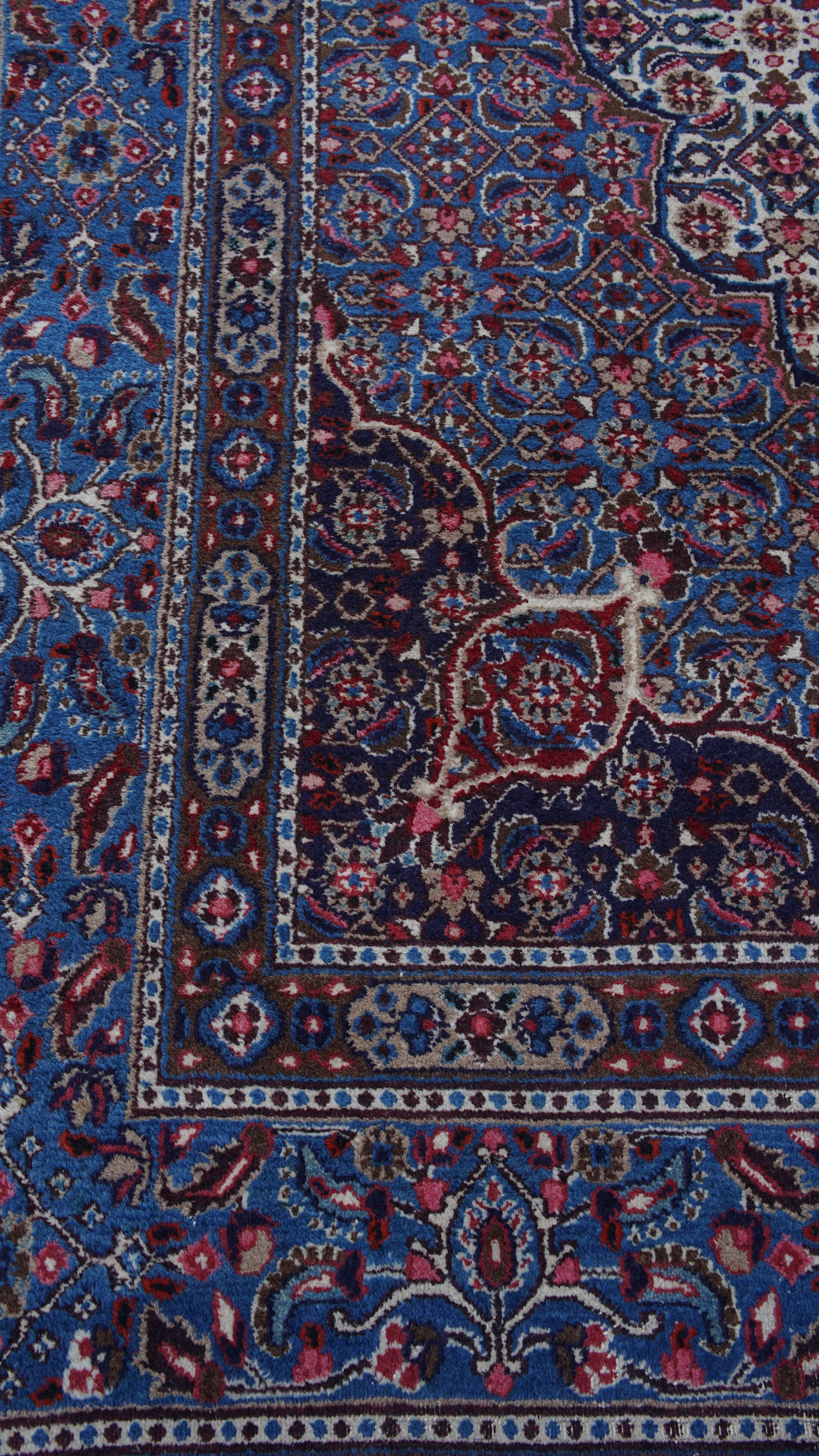 Großer und unverwechselbarer blauer handgeknüpfter Orientteppich - 343x223 cm (Klassisch-römisch) im Angebot