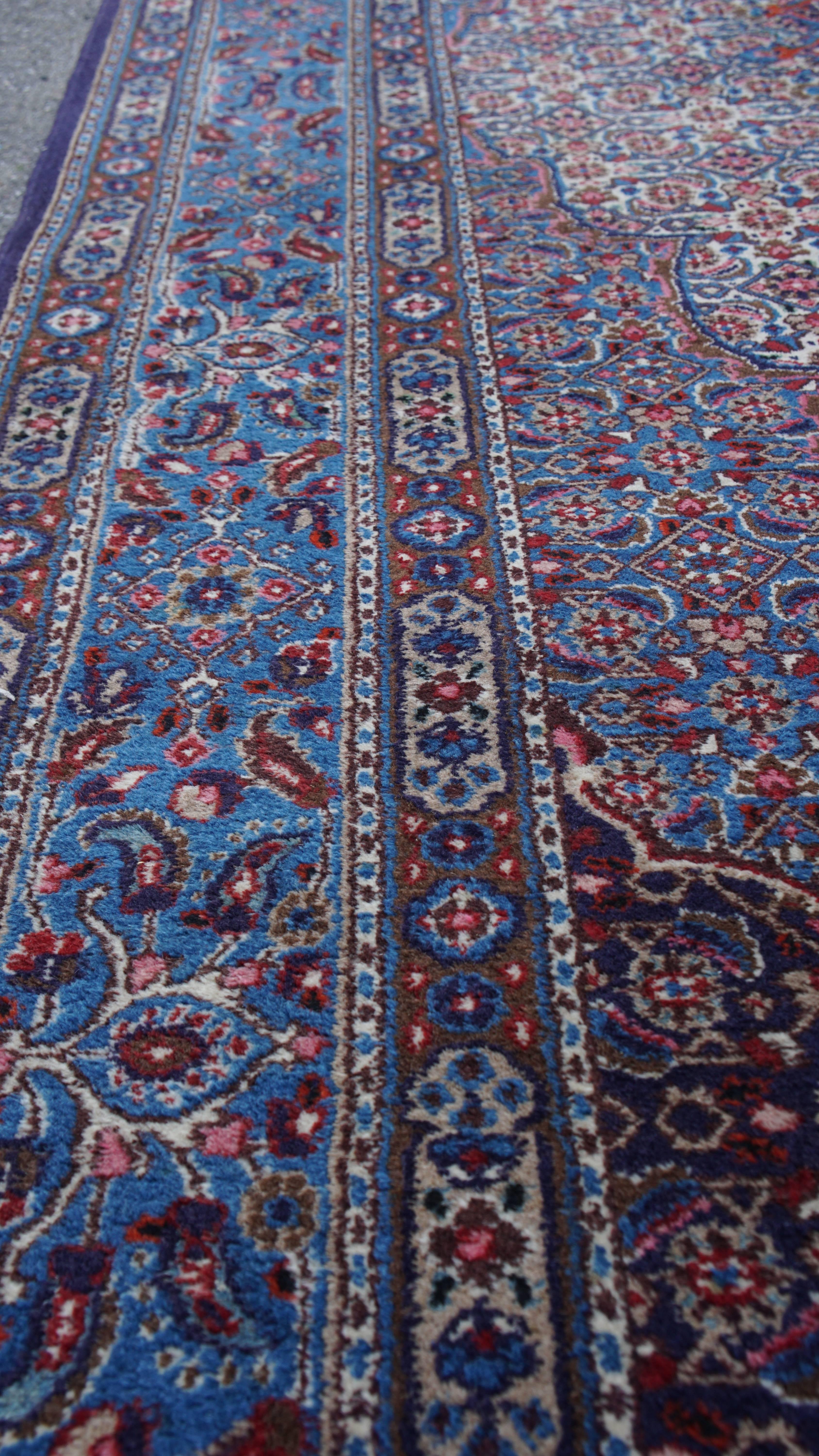 Großer und unverwechselbarer blauer handgeknüpfter Orientteppich - 343x223 cm im Zustand „Relativ gut“ im Angebot in Harderwijk, NL