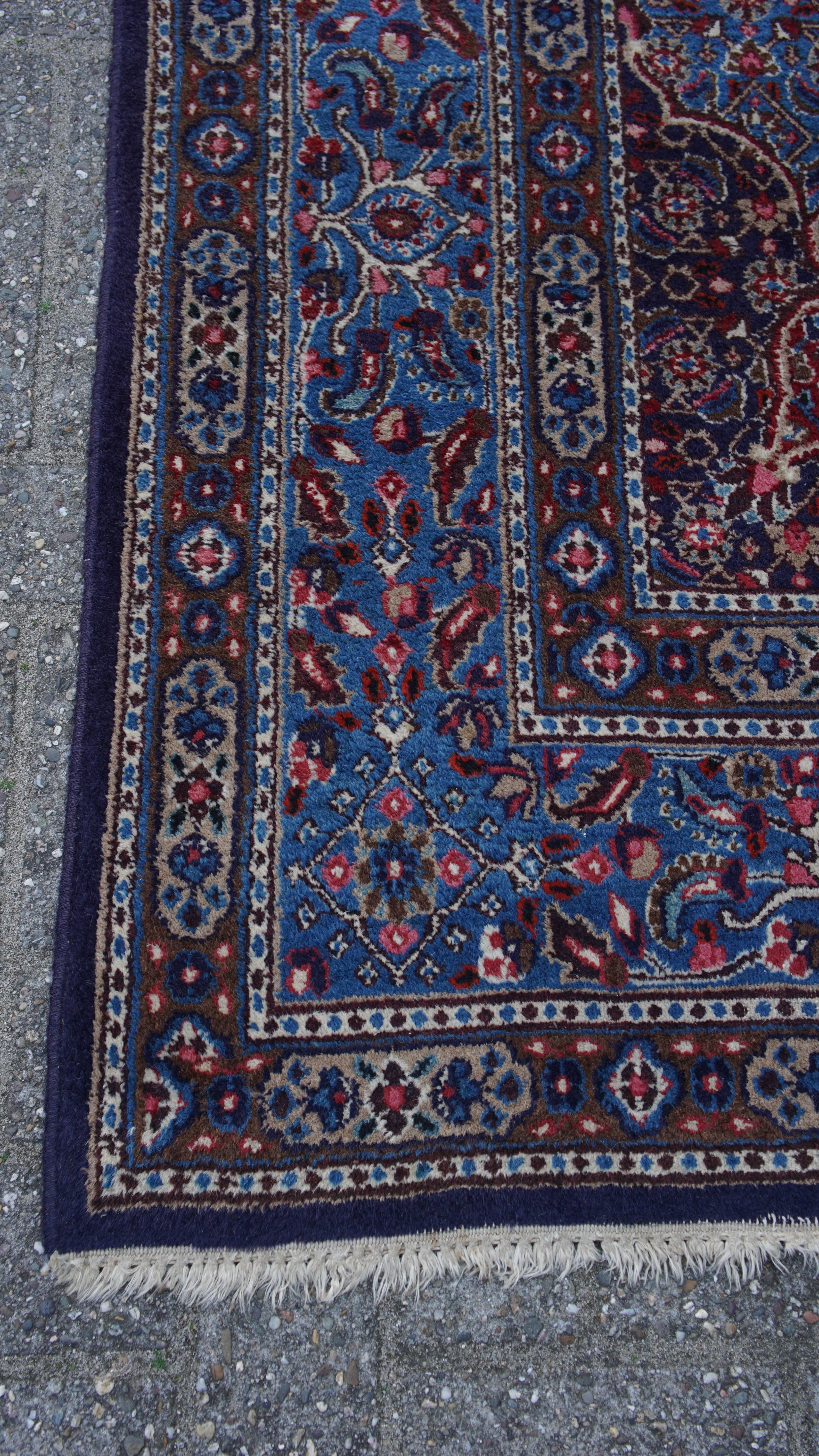 Großer und unverwechselbarer blauer handgeknüpfter Orientteppich - 343x223 cm (20. Jahrhundert) im Angebot