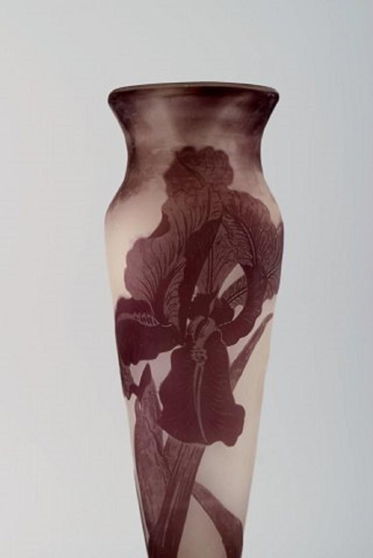 Große und frühe Vase von Emile Gallé aus mattiertem und violettem Kunstglas mit geschnitzten Motiven in Form von Blumen und Blättern. Anfang des 20. Jahrhunderts.
Maße: 31,5 x 9,5 cm.
In ausgezeichnetem Zustand.
Unterschrieben.