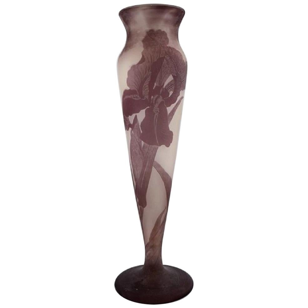 Große und frühe Vase von Emile Gallé aus mattiertem und lila Kunstglas