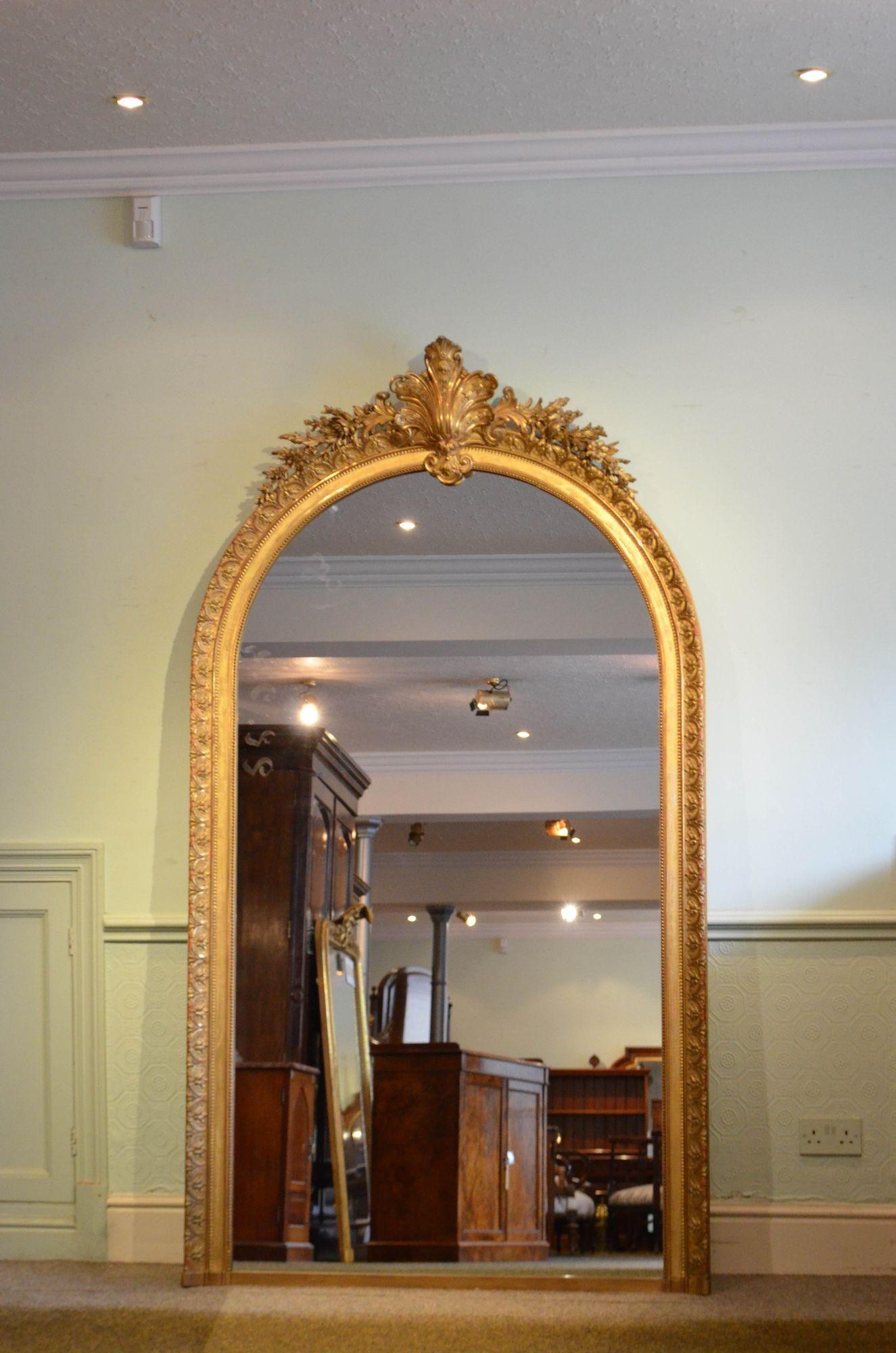 Sn5587 Grand miroir d'appui en bois doré du XIXe siècle, doté d'une nouvelle vitre avec quelques imperfections, dans un cadre très décoratif perlé, mouluré et doré avec des bordures ornées de clochettes de lièvre, une crête centrale en volutes et
