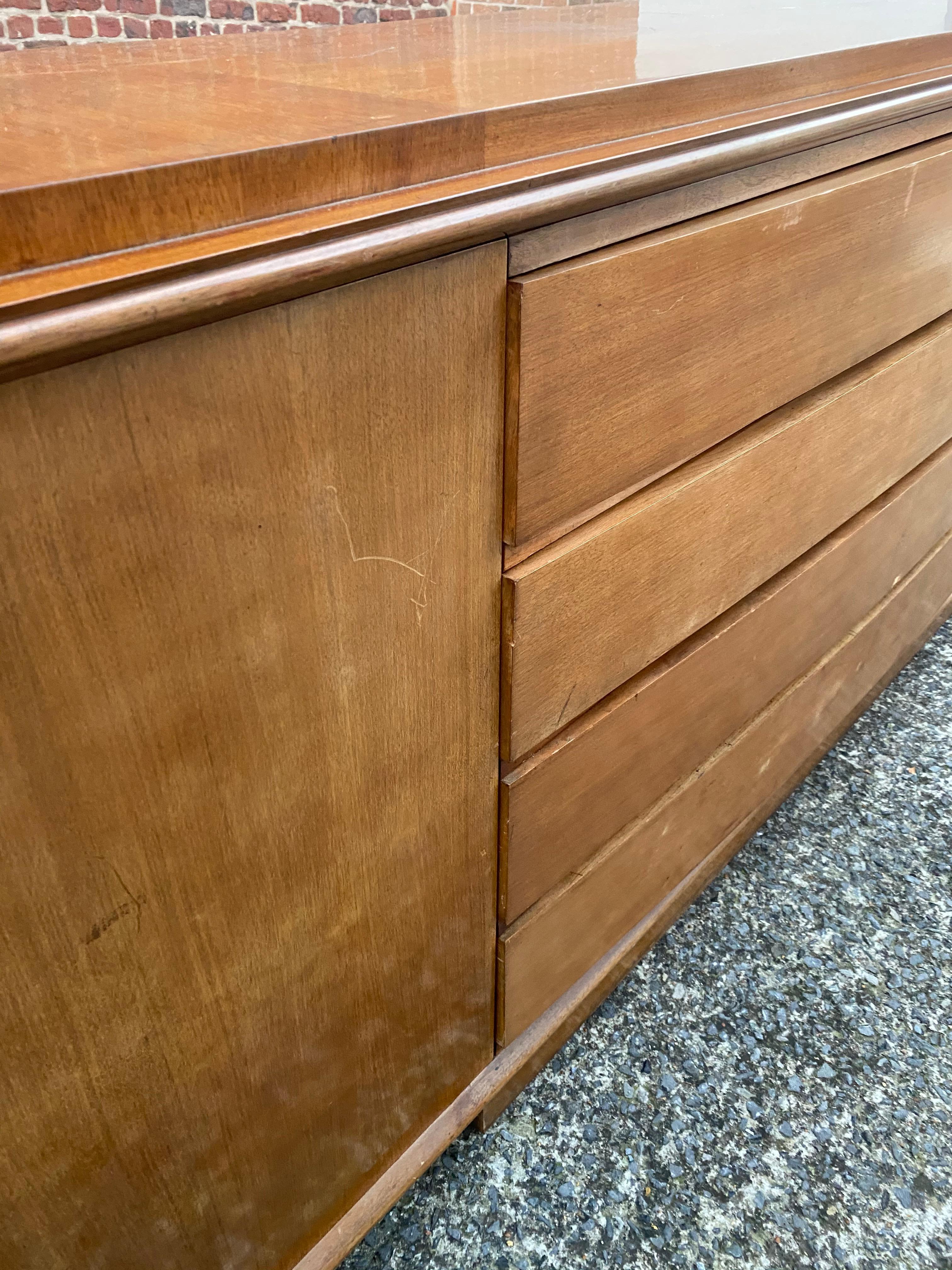 Large and Elegant Art Deco Chest of Drawers, circa 1930 For Sale 2