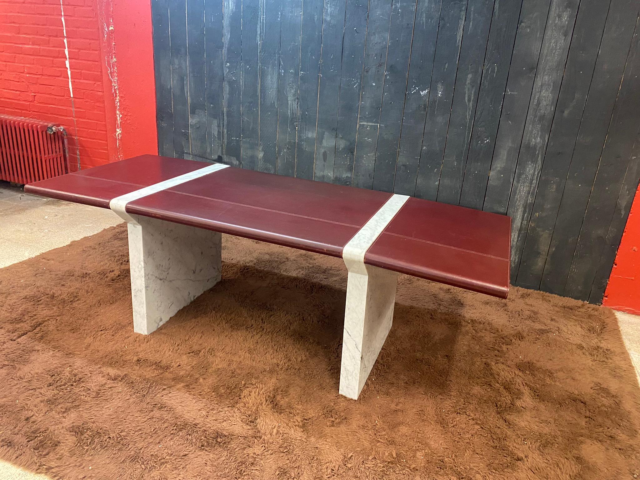 Large and elegant Carrara marble and leather desk around 1970/1980  For Sale 4