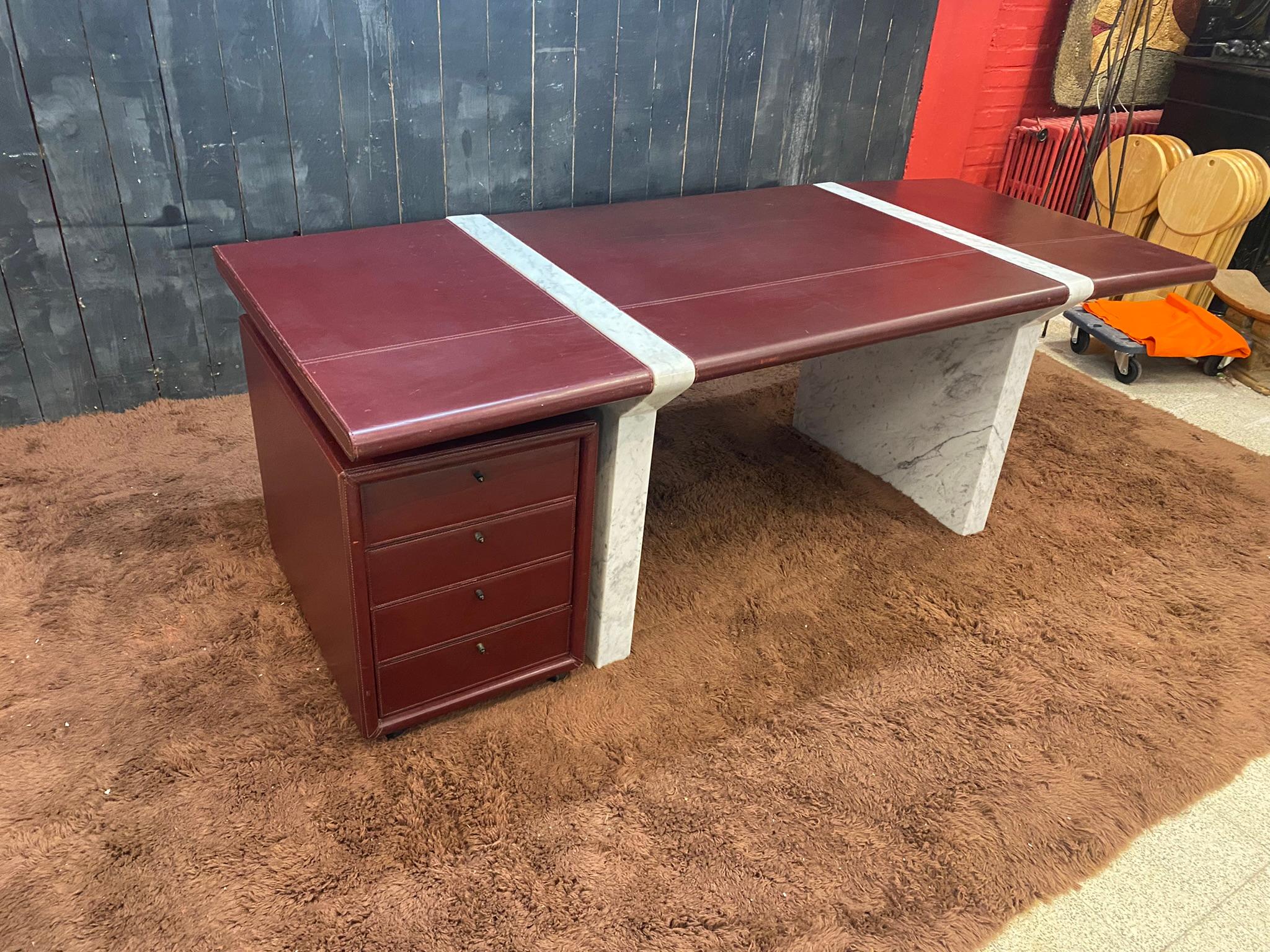Großer und eleganter Schreibtisch aus Carrara-Marmor und Leder um 1970/1980  im Angebot 10