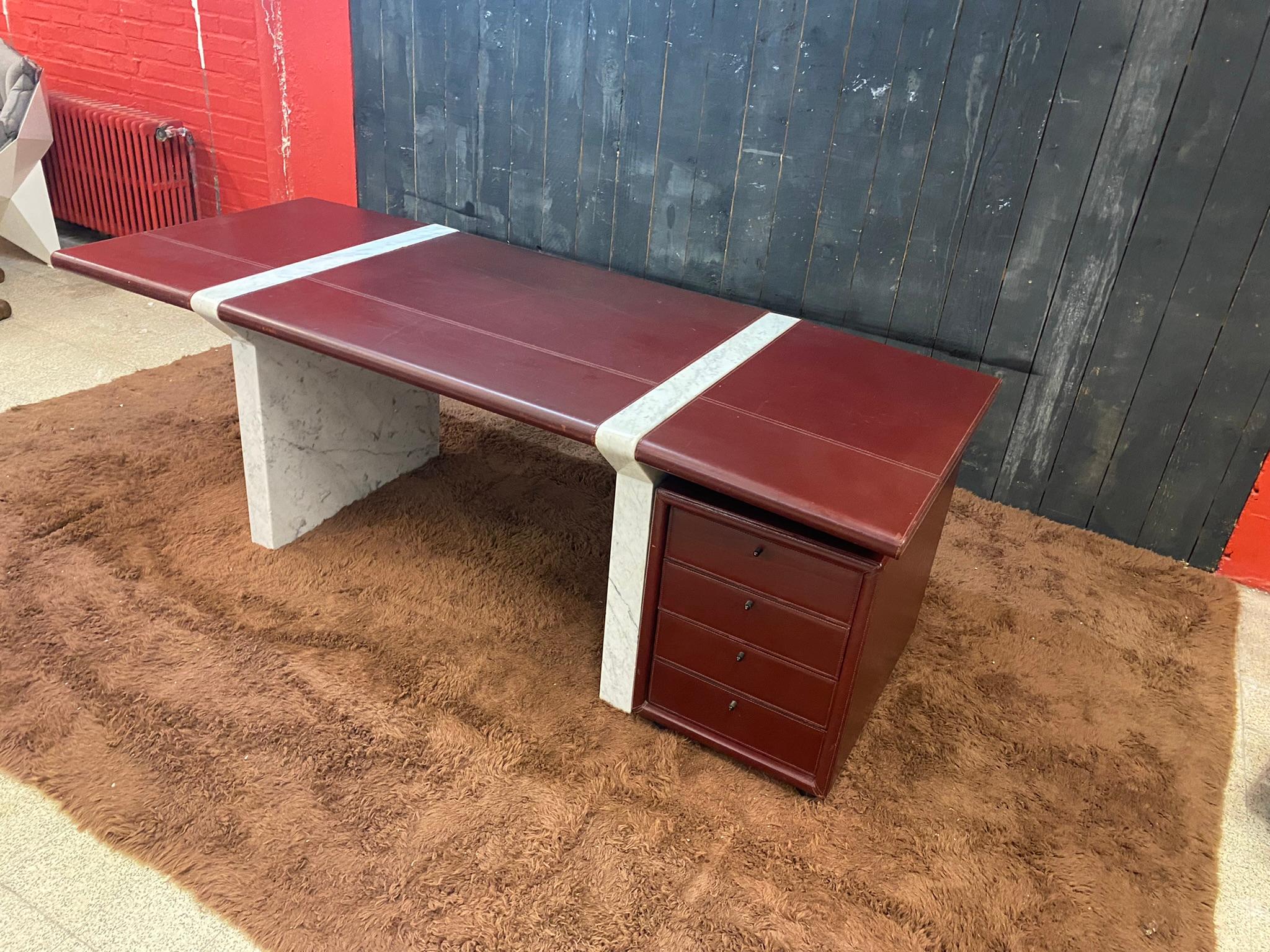 Large and elegant Carrara marble and leather desk around 1970/1980  For Sale 10