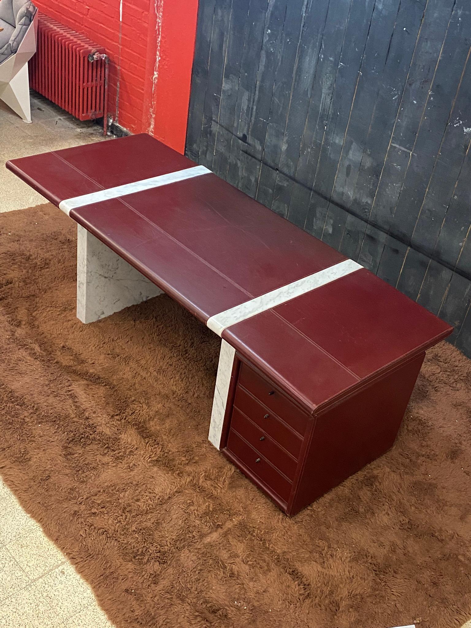 Large and elegant Carrara marble and leather desk around 1970/1980  For Sale 11