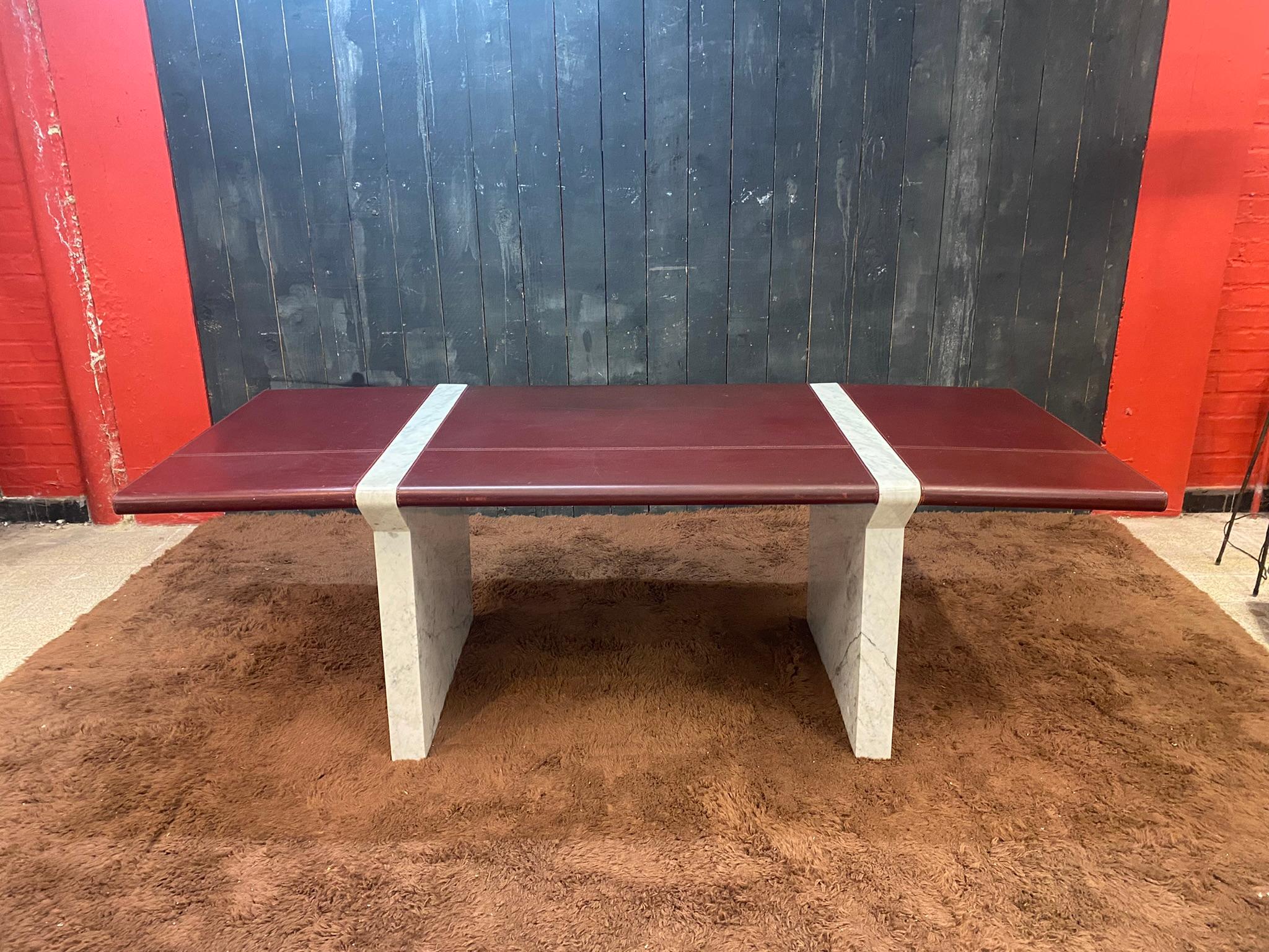 Mid-Century Modern Large and elegant Carrara marble and leather desk around 1970/1980  For Sale