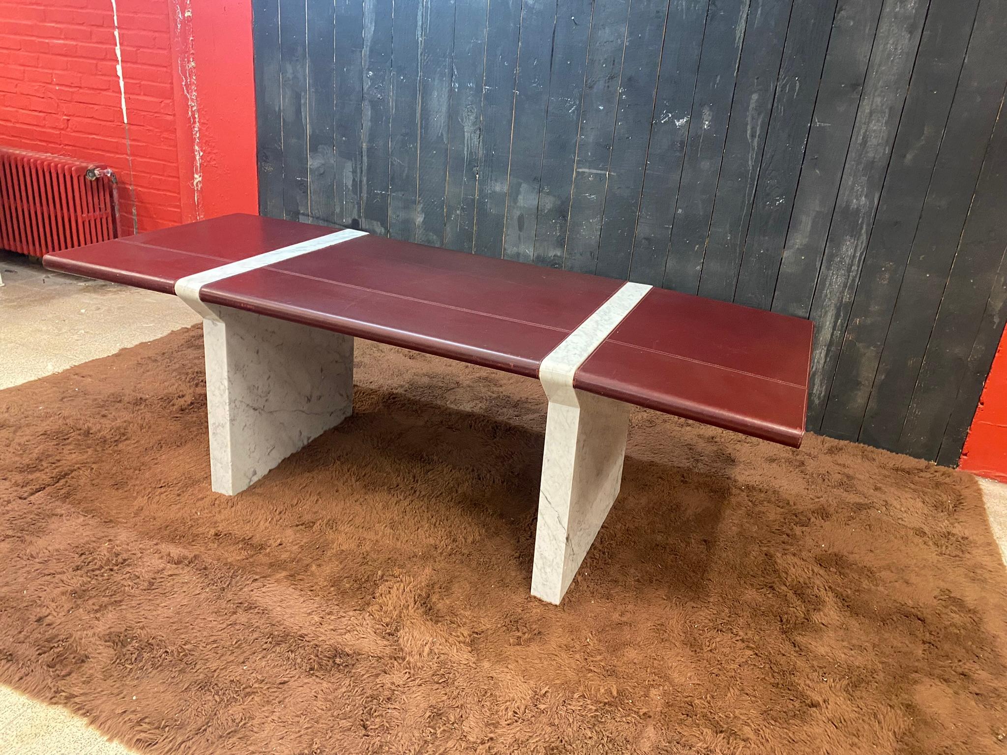 Italian Large and elegant Carrara marble and leather desk around 1970/1980  For Sale