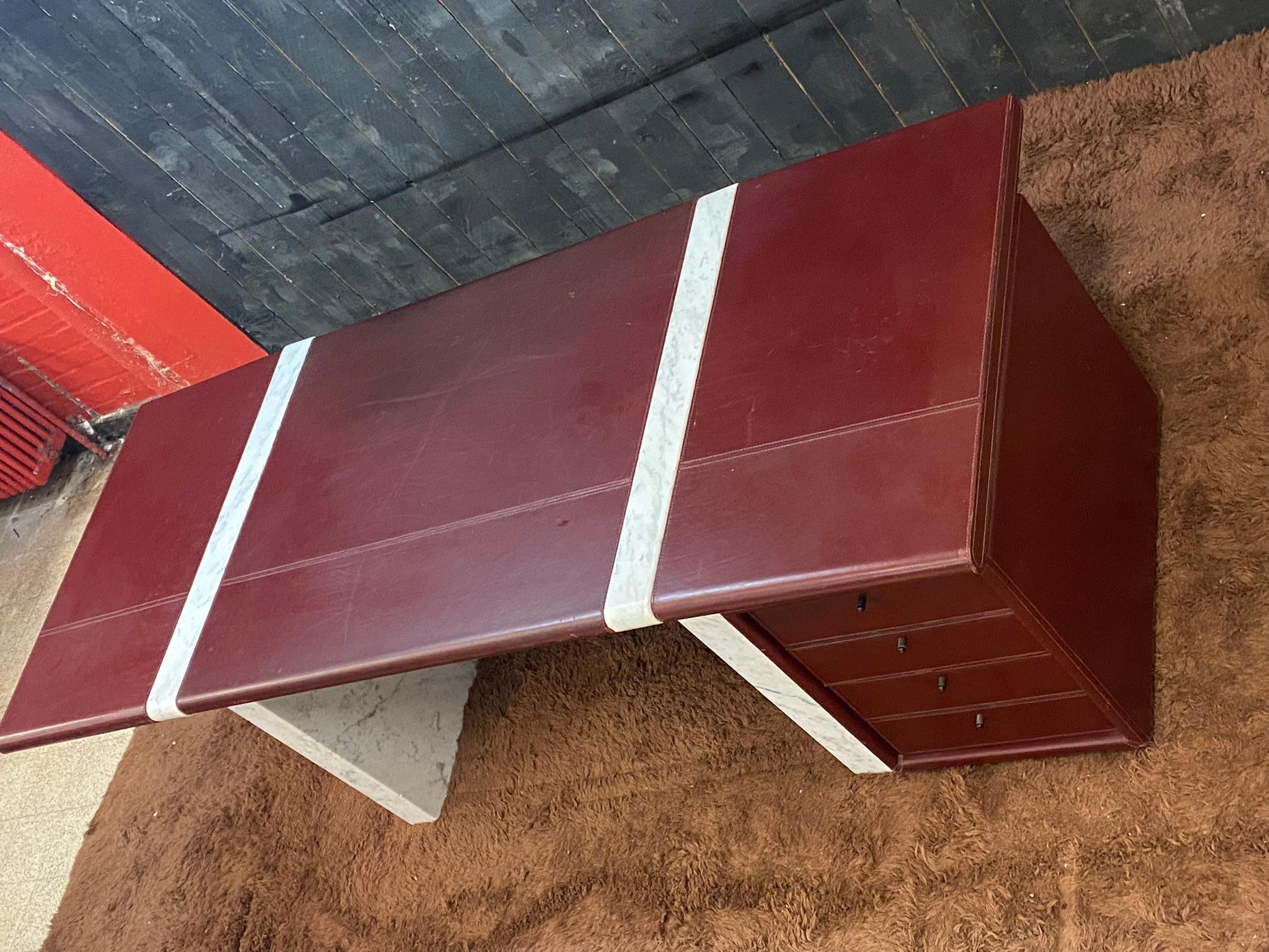 Großer und eleganter Schreibtisch aus Carrara-Marmor und Leder um 1970/1980  im Angebot 3