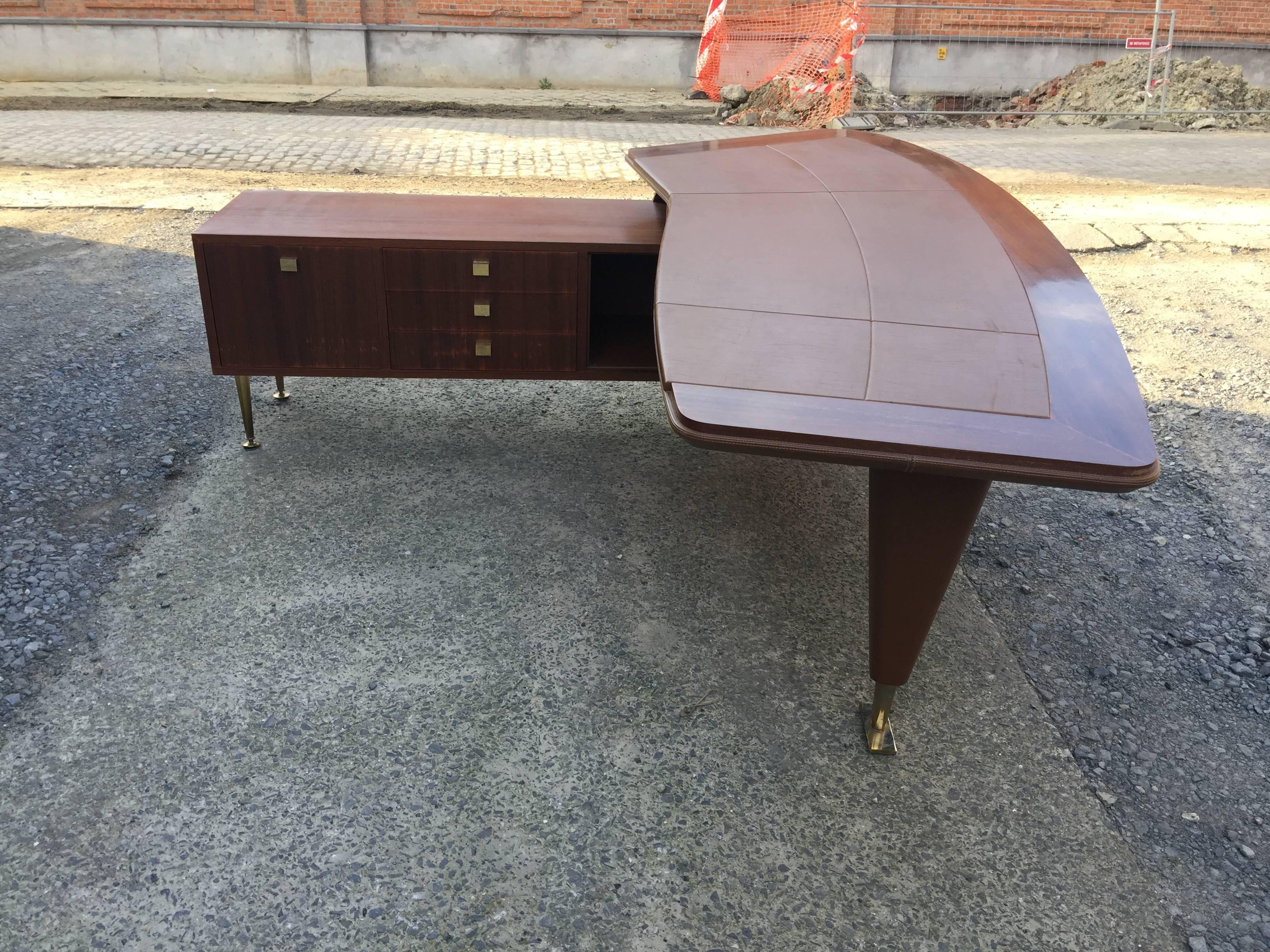 Large and elegant desk in mahogany, formica and faux leather, circa 1960.
French or Italian work.
A few fading mark on the formica.