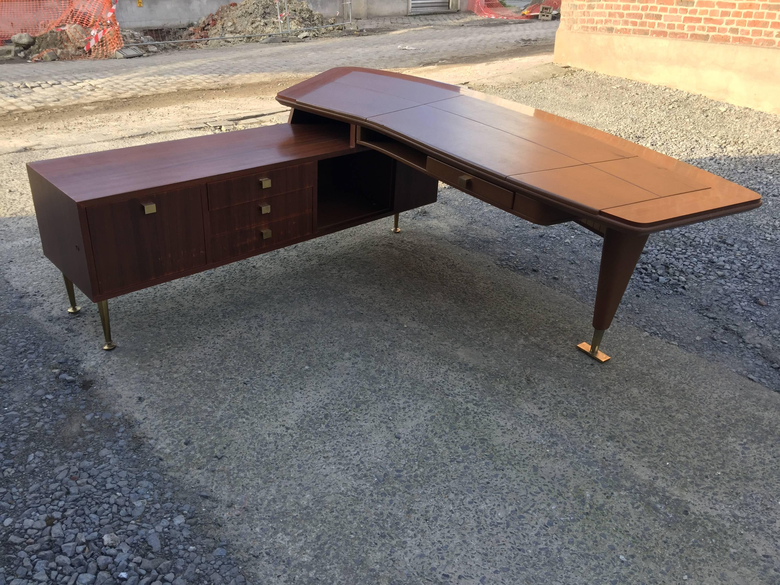 Large and Elegant Desk in Mahogany, Formica and Faux Leather, circa 1960 For Sale 1