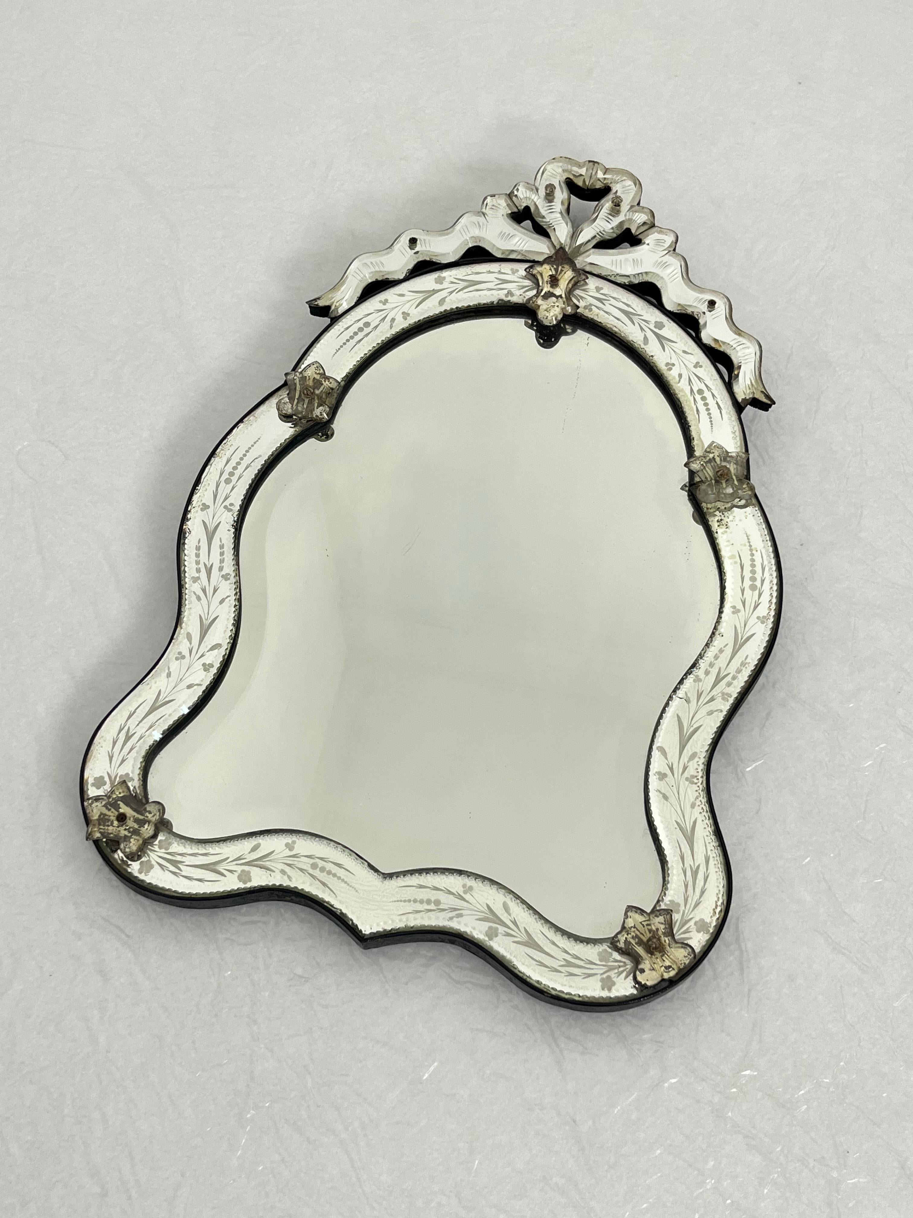 Verre de Murano Grand et élégant miroir mural en verre de Murano du milieu du siècle dernier, années 1940 en vente