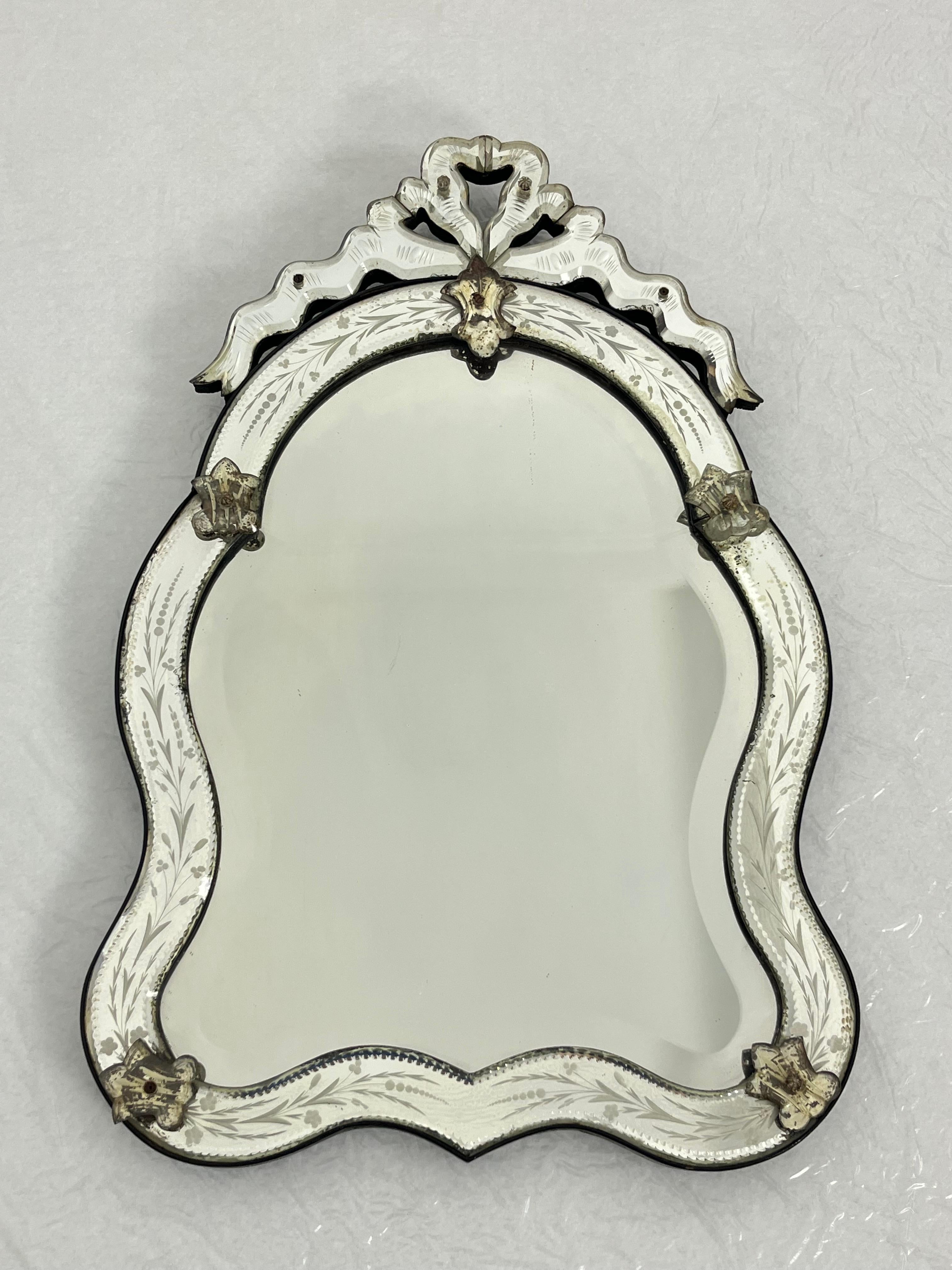 Grand et élégant miroir mural en verre de Murano du milieu du siècle dernier, années 1940 en vente 1
