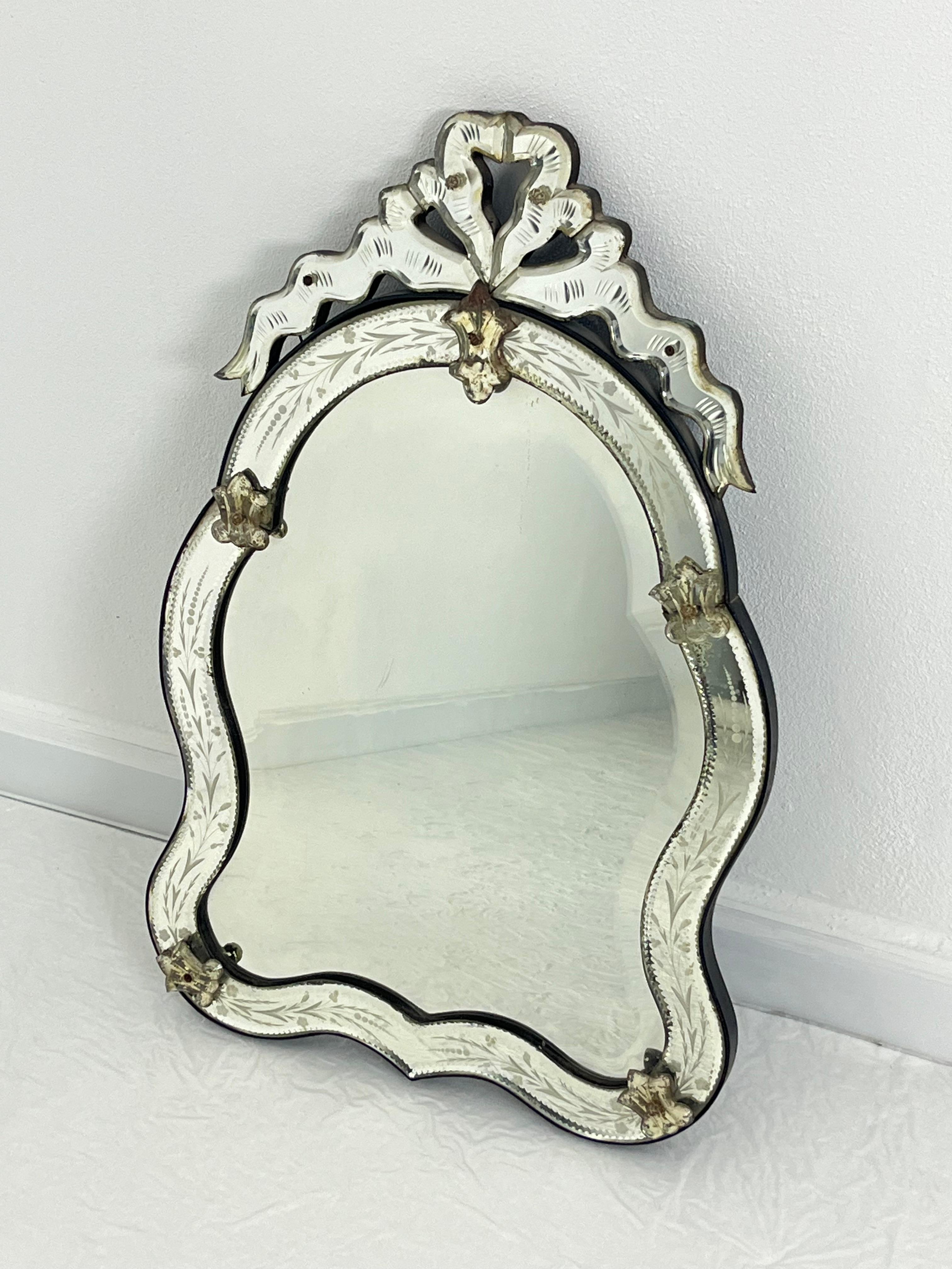 Grand et élégant miroir mural en verre de Murano du milieu du siècle dernier, années 1940 en vente 3