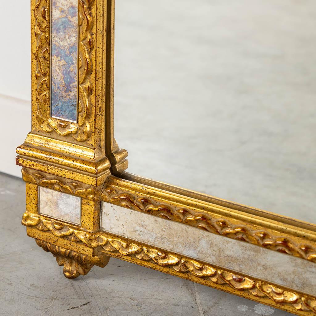 Fait main Grand et exquis miroir encadré doré de style Louis XVI par Deknudt en vente