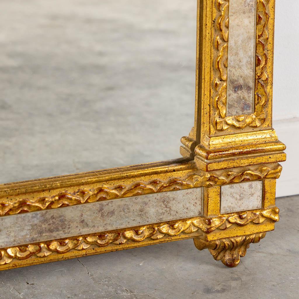 Grand et exquis miroir encadré doré de style Louis XVI par Deknudt Bon état - En vente à Leesburg, VA