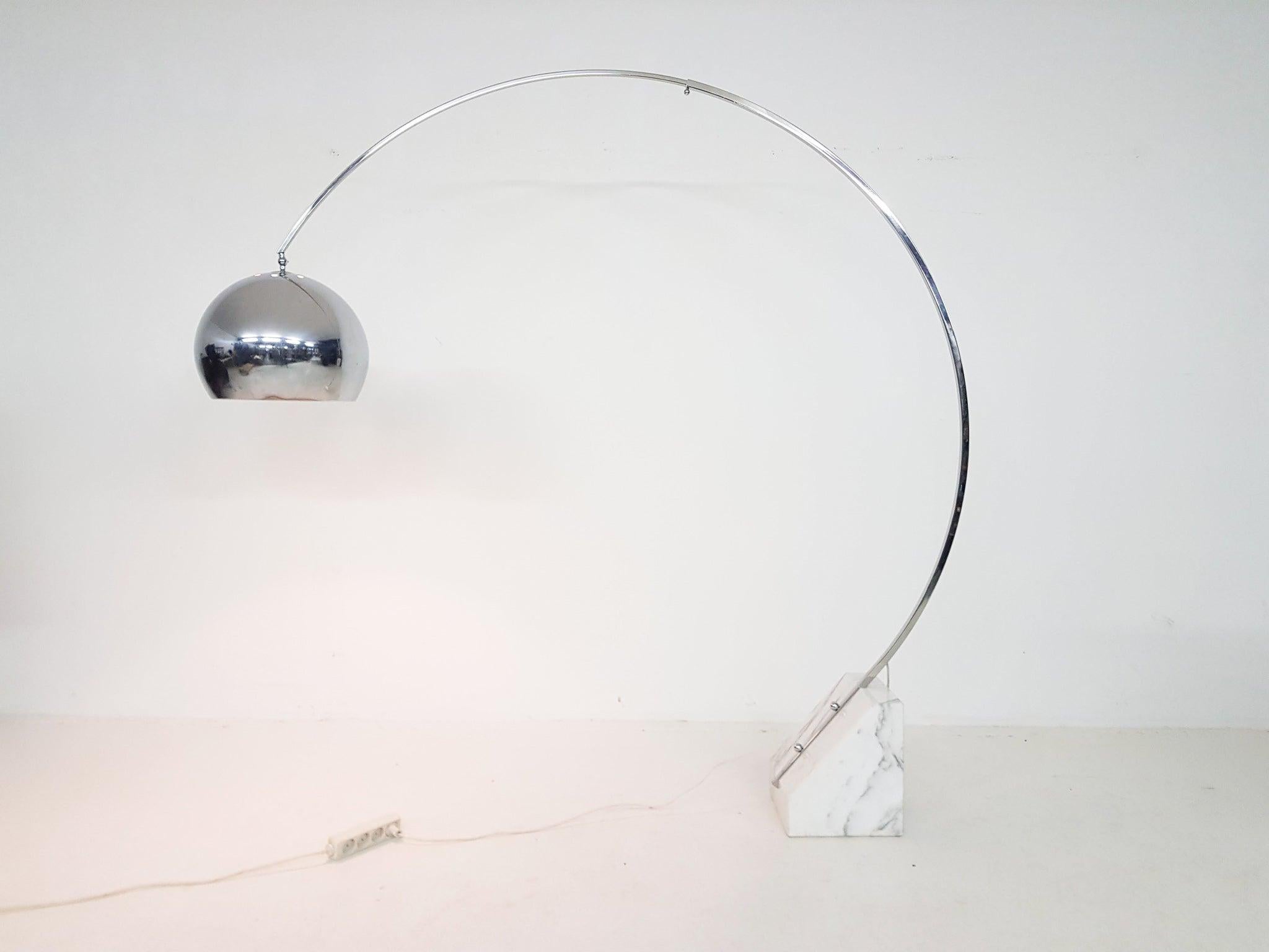 Impressive and large floor light with an extendable chrome arc on a marble base. The floor light has a chromed large globe which can be positioned with a ball joint. The arc can be extended so it can be used in large or smaller rooms. It is in the