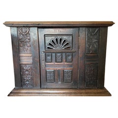 Grande armoire très sculptée, A.I.C., Revive gothique français, fin du 19ème siècle.
