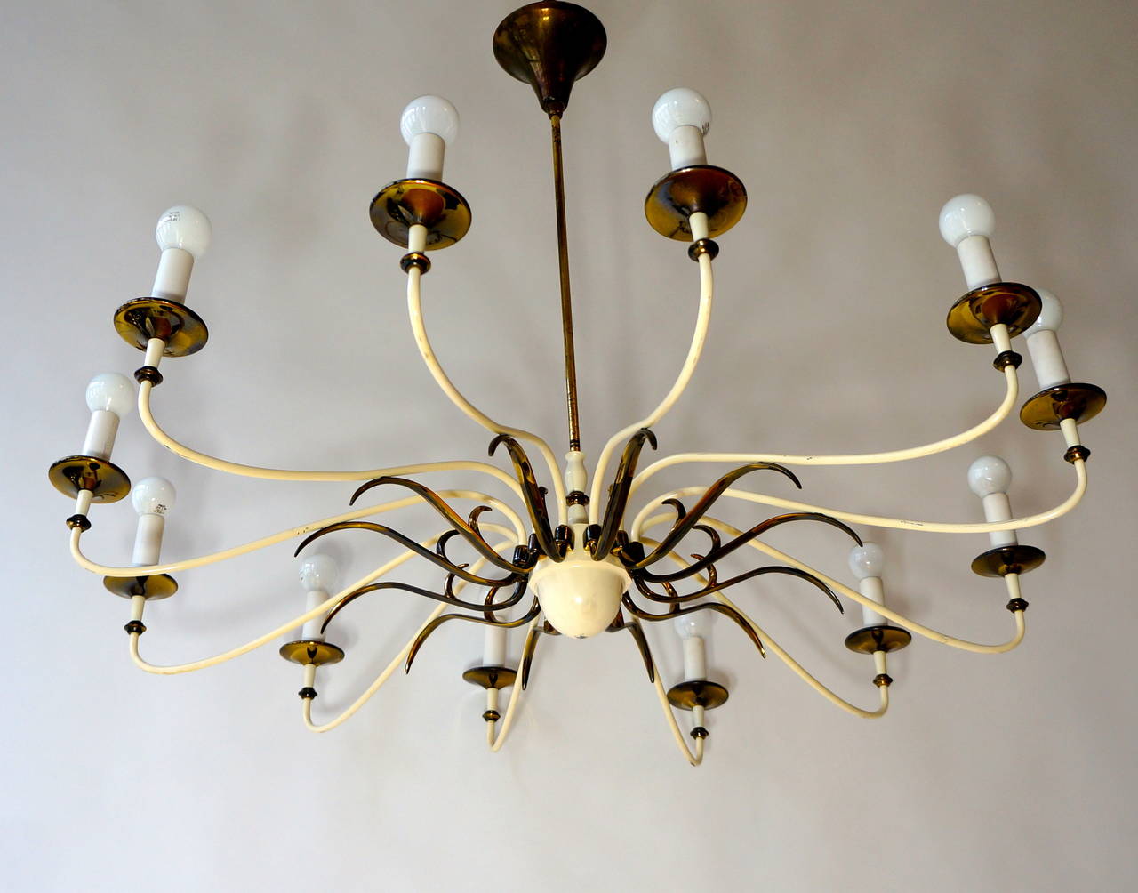 Large brass chandelier with 12 arms with E14 bulbs.
Measures: Diameter 95 cm.
Height 70 cm. 