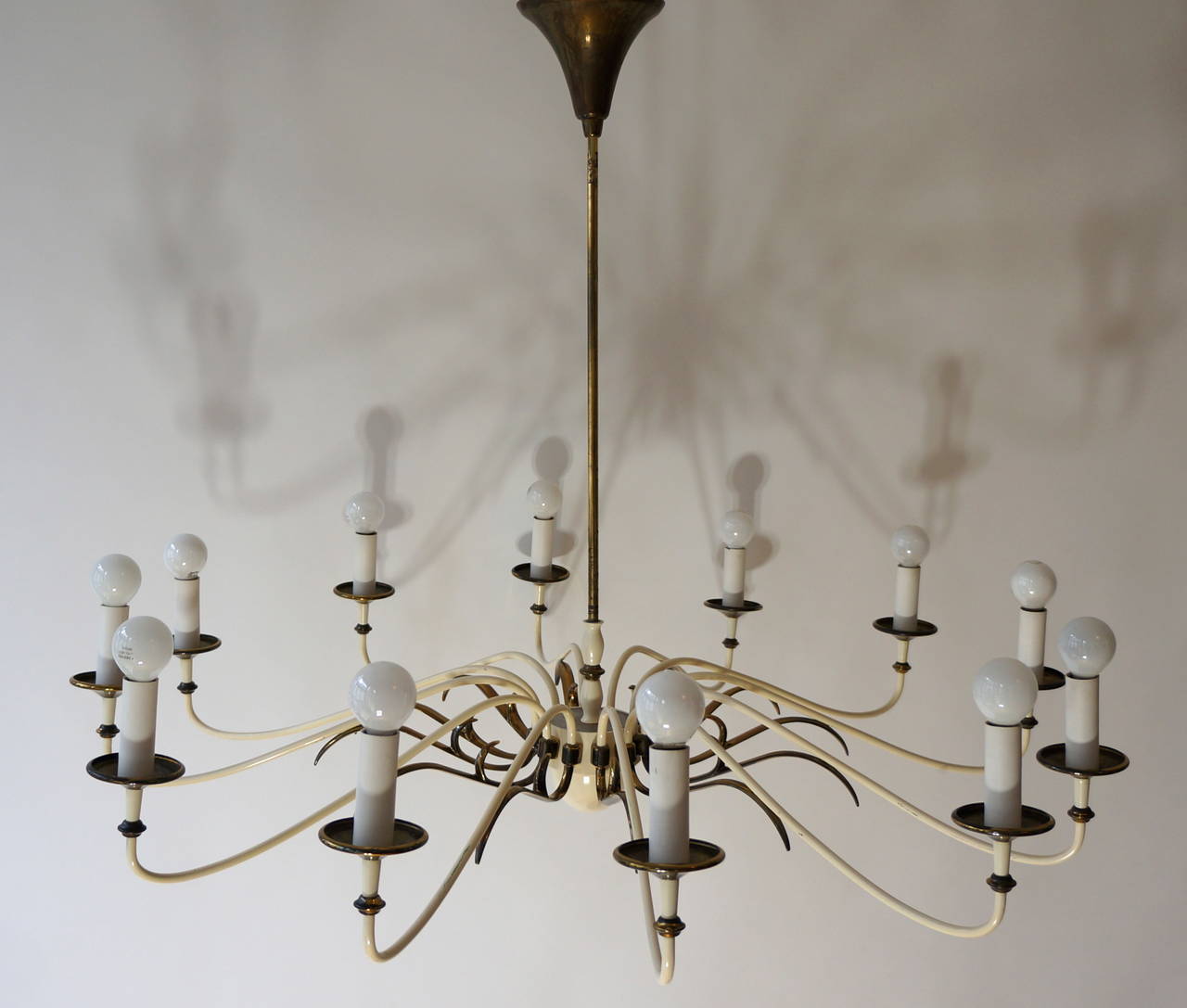 Large and Fabulous Midcentury Brass Chandelier In Good Condition For Sale In Antwerp, BE