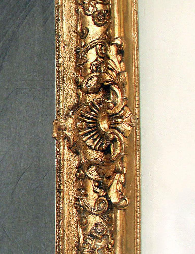 Doré Grand et fantastique miroir biseauté en bois doré sculpté de la fin du XIXe siècle en vente