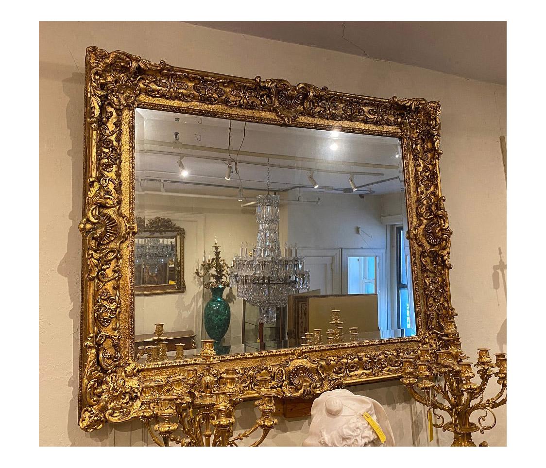 Grand et fantastique miroir biseauté en bois doré sculpté de la fin du XIXe siècle Bon état - En vente à New York, NY