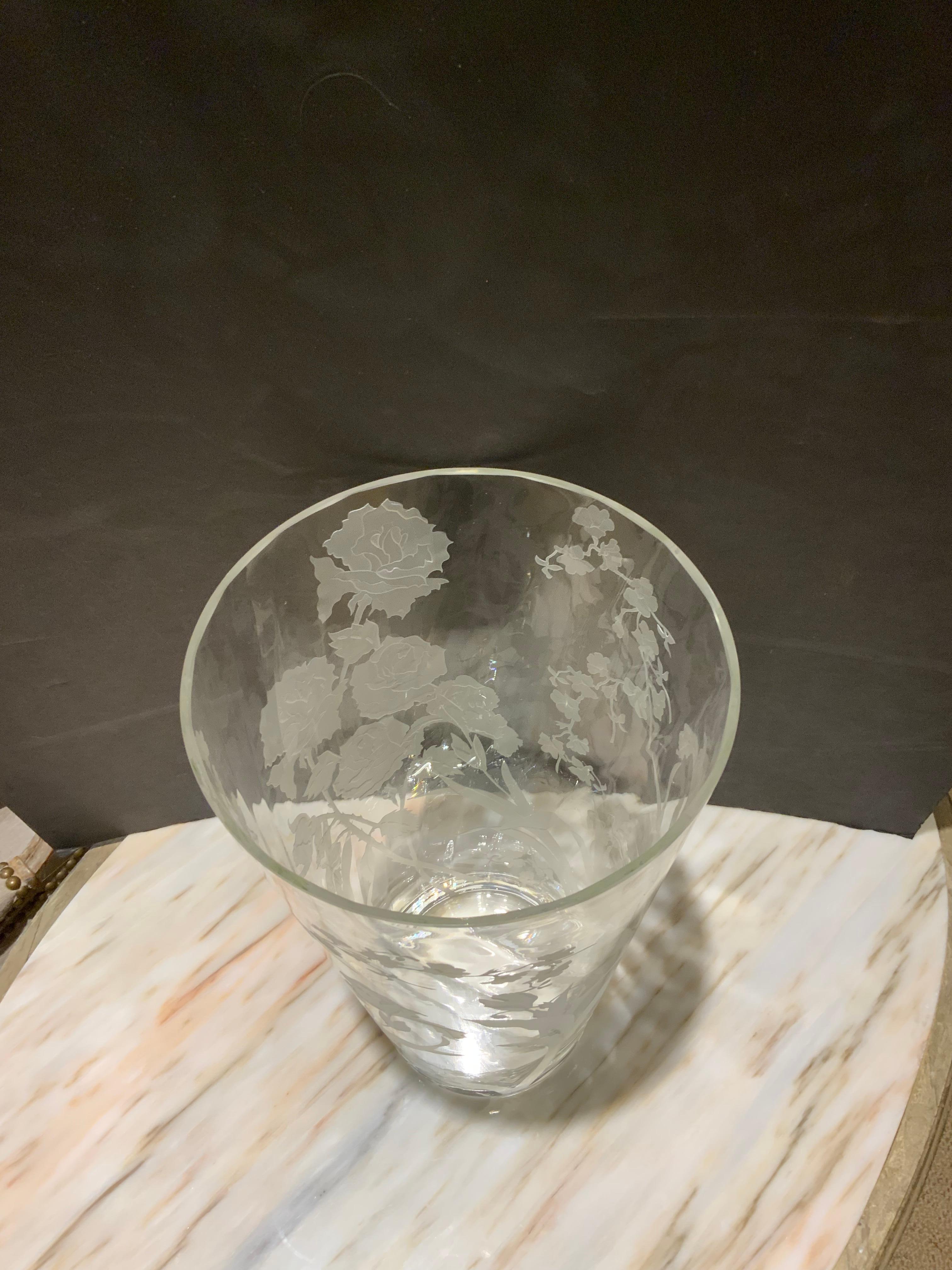 Français Grand vase français gravé en cristal fin en vente